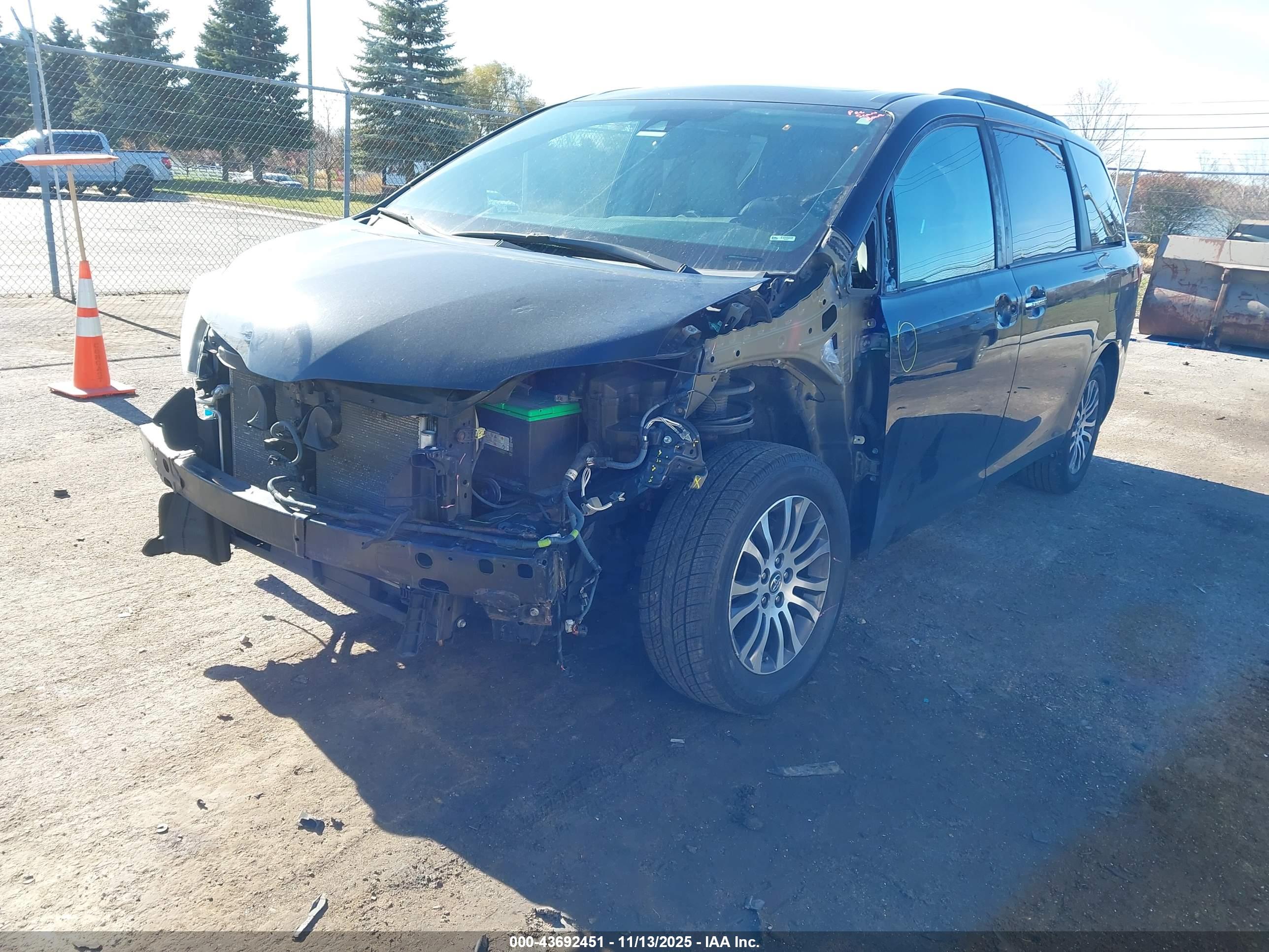 TOYOTA SIENNA image 6