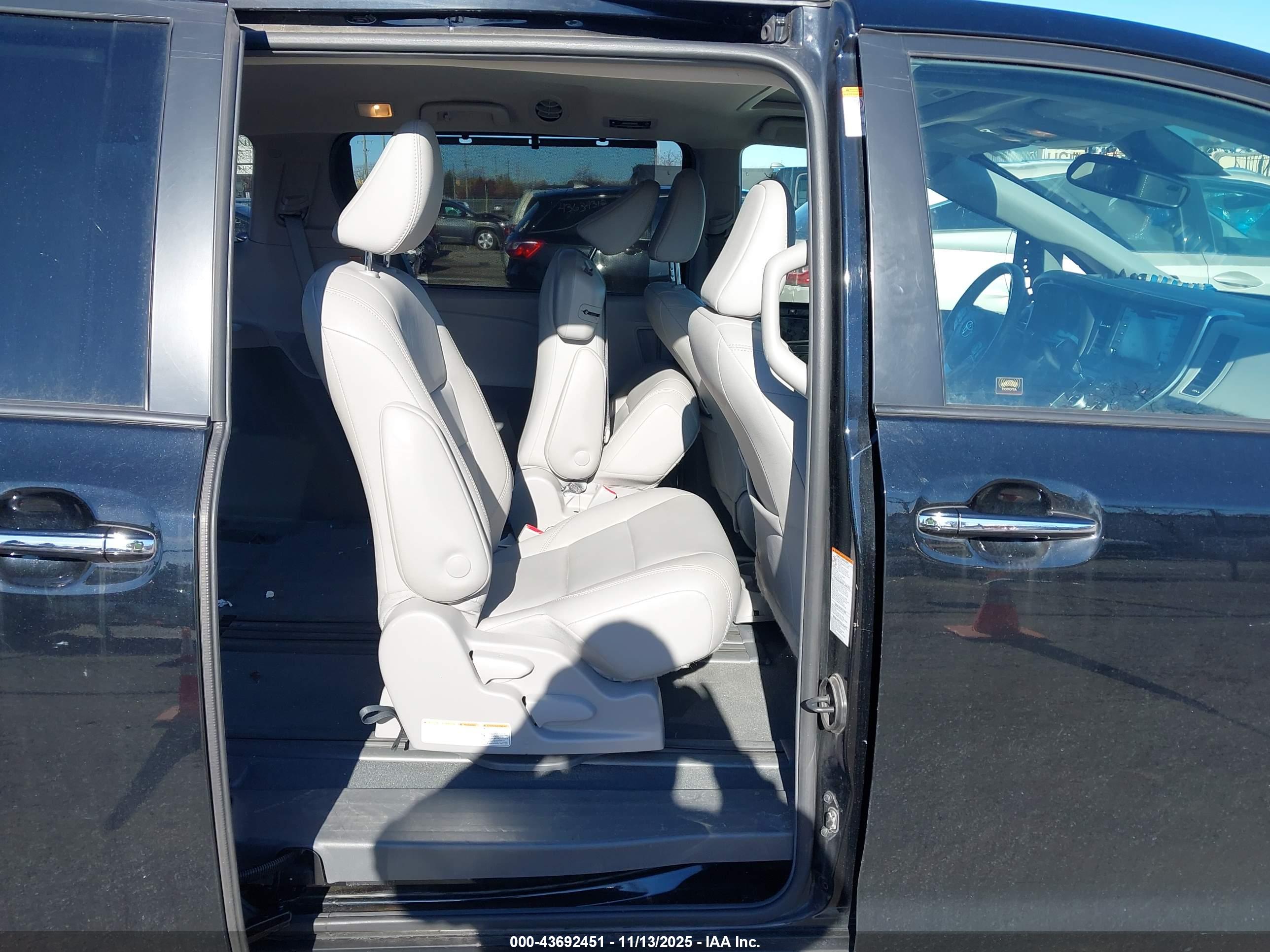 TOYOTA SIENNA image 8