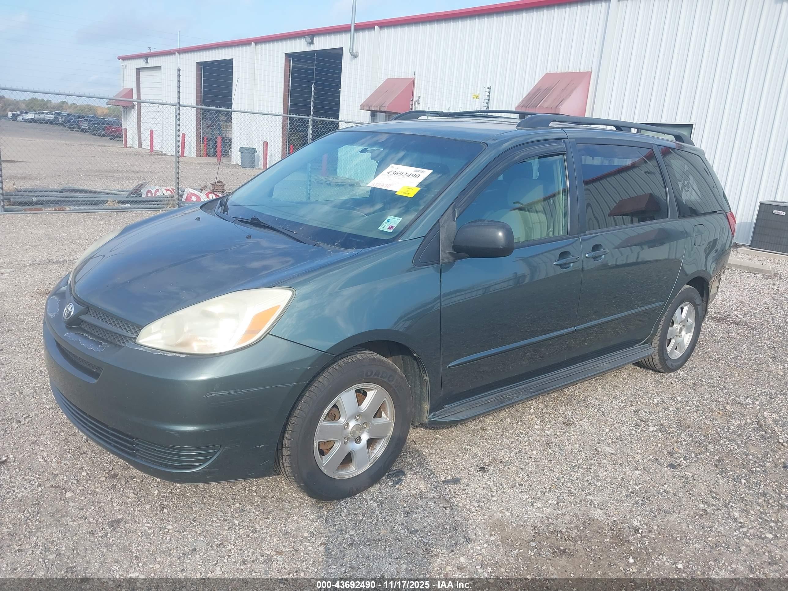 TOYOTA SIENNA image 2