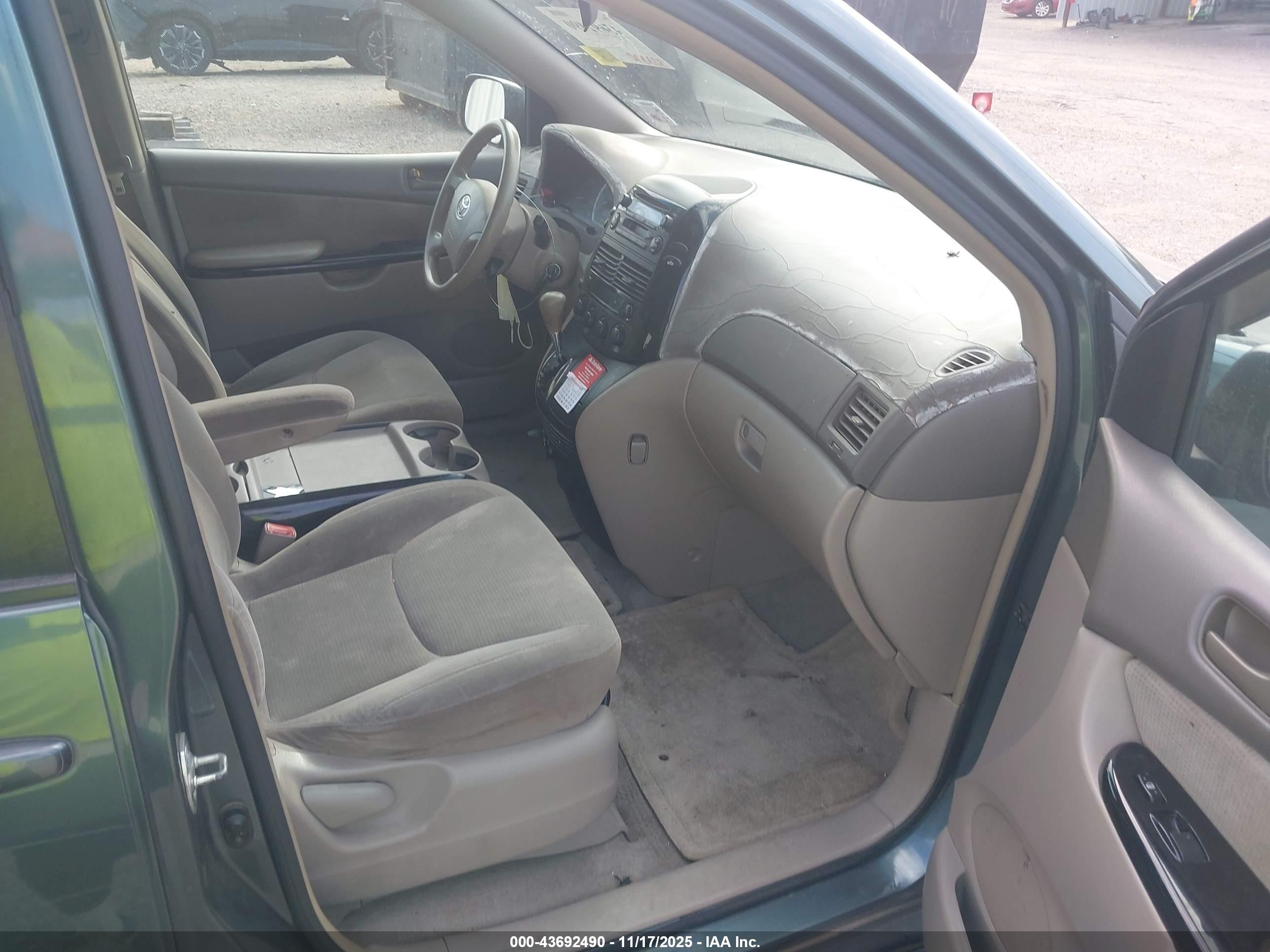 TOYOTA SIENNA image 5