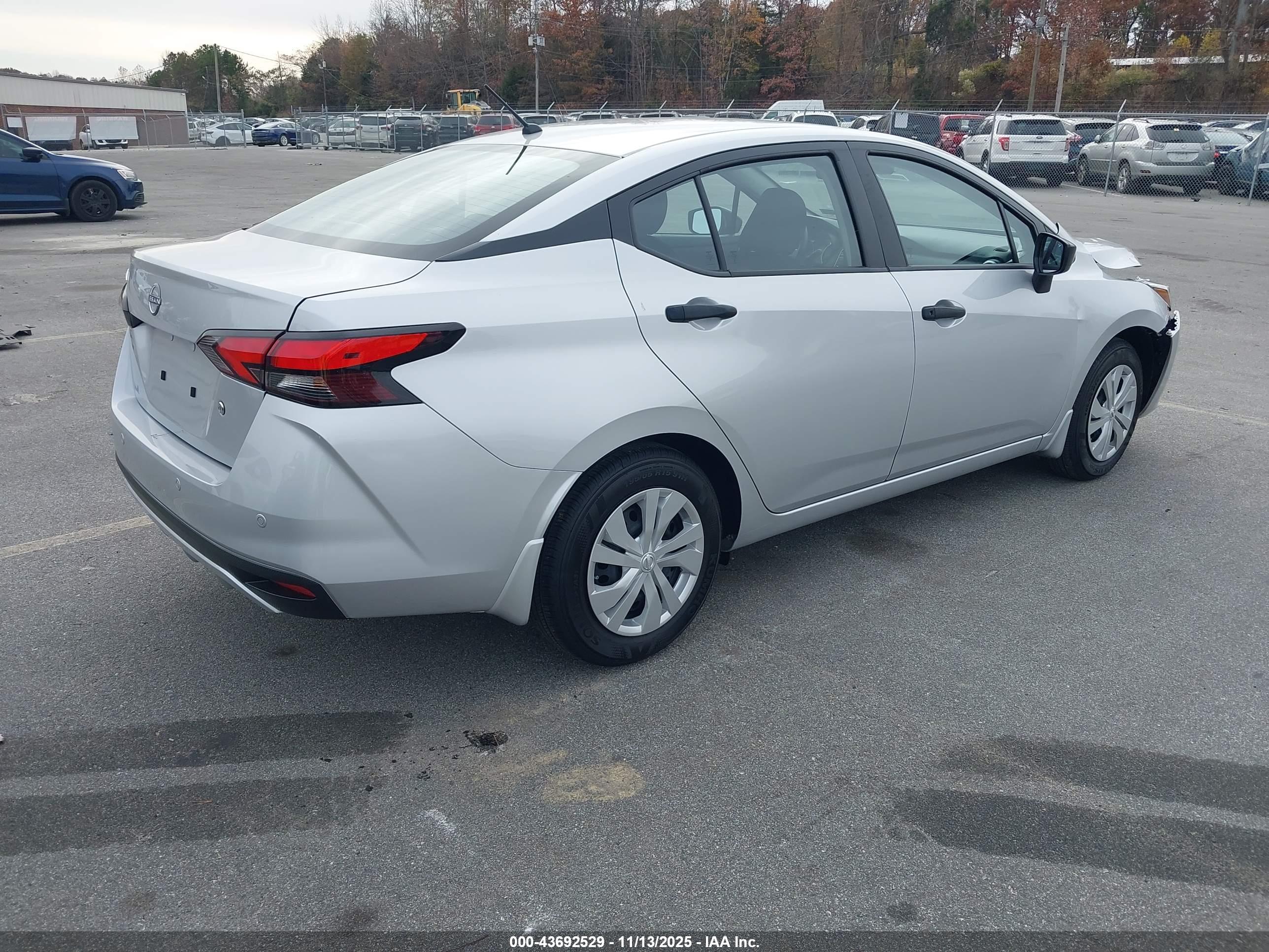 NISSAN VERSA image 4
