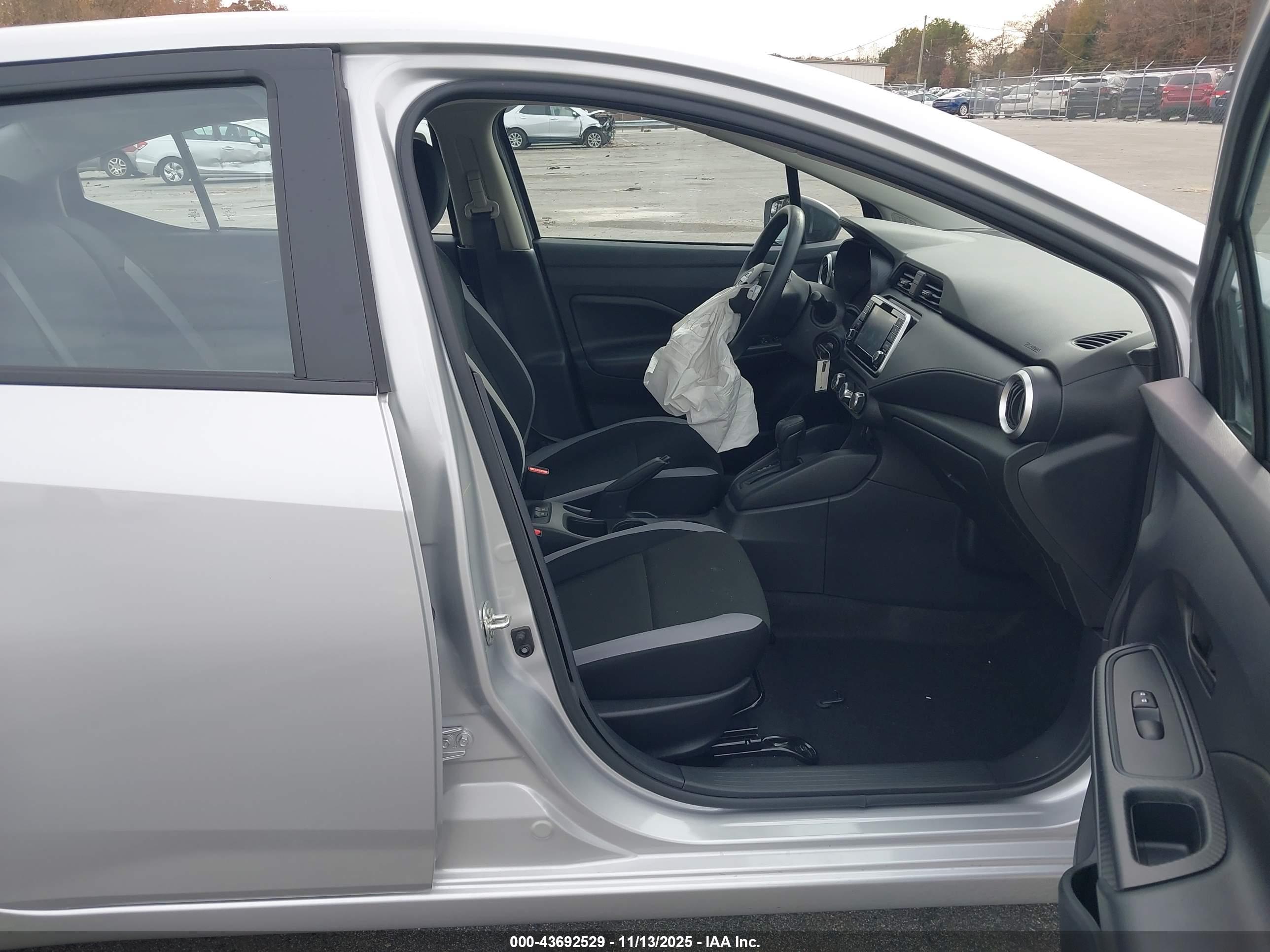 NISSAN VERSA image 5