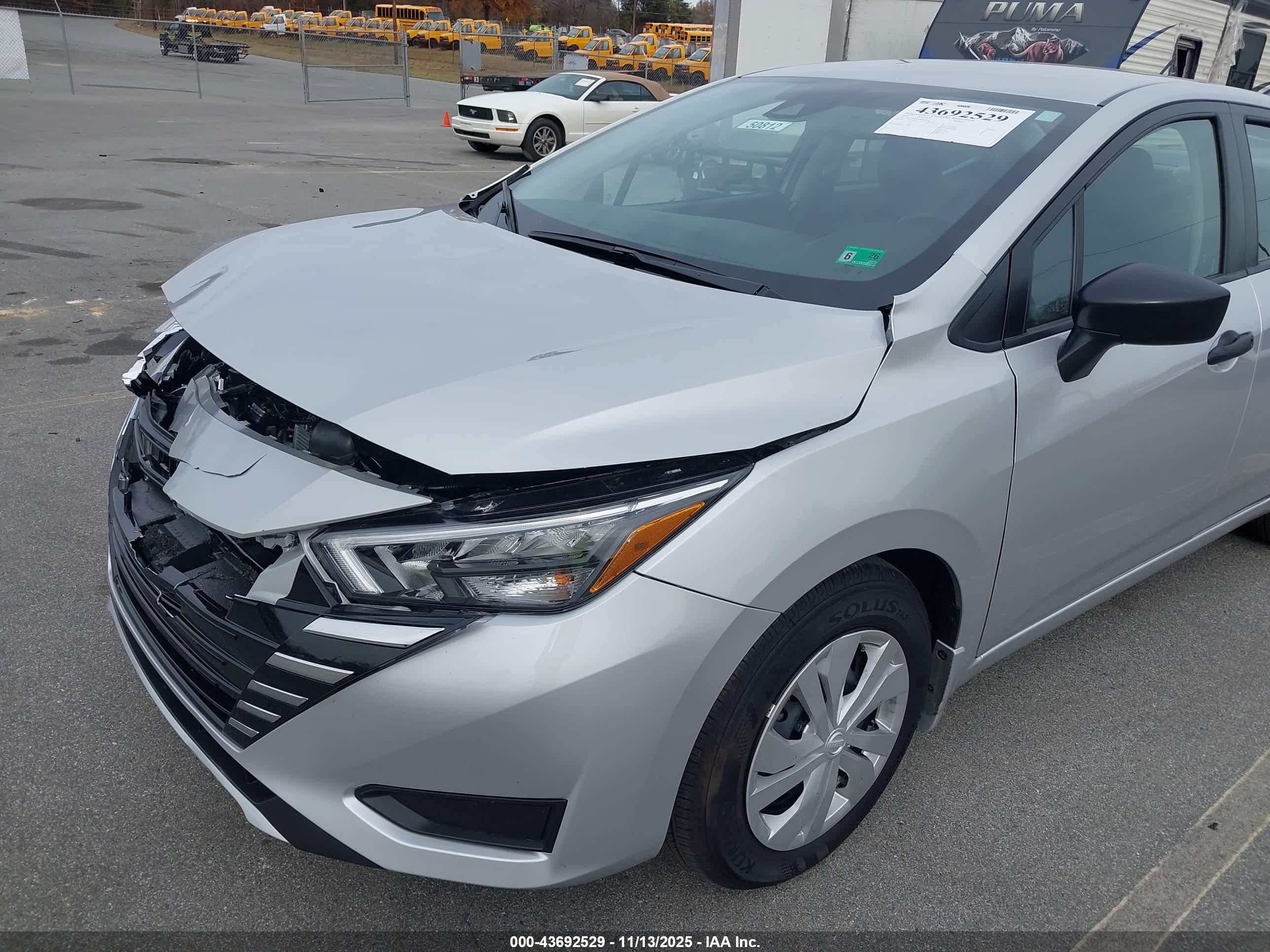NISSAN VERSA image 6