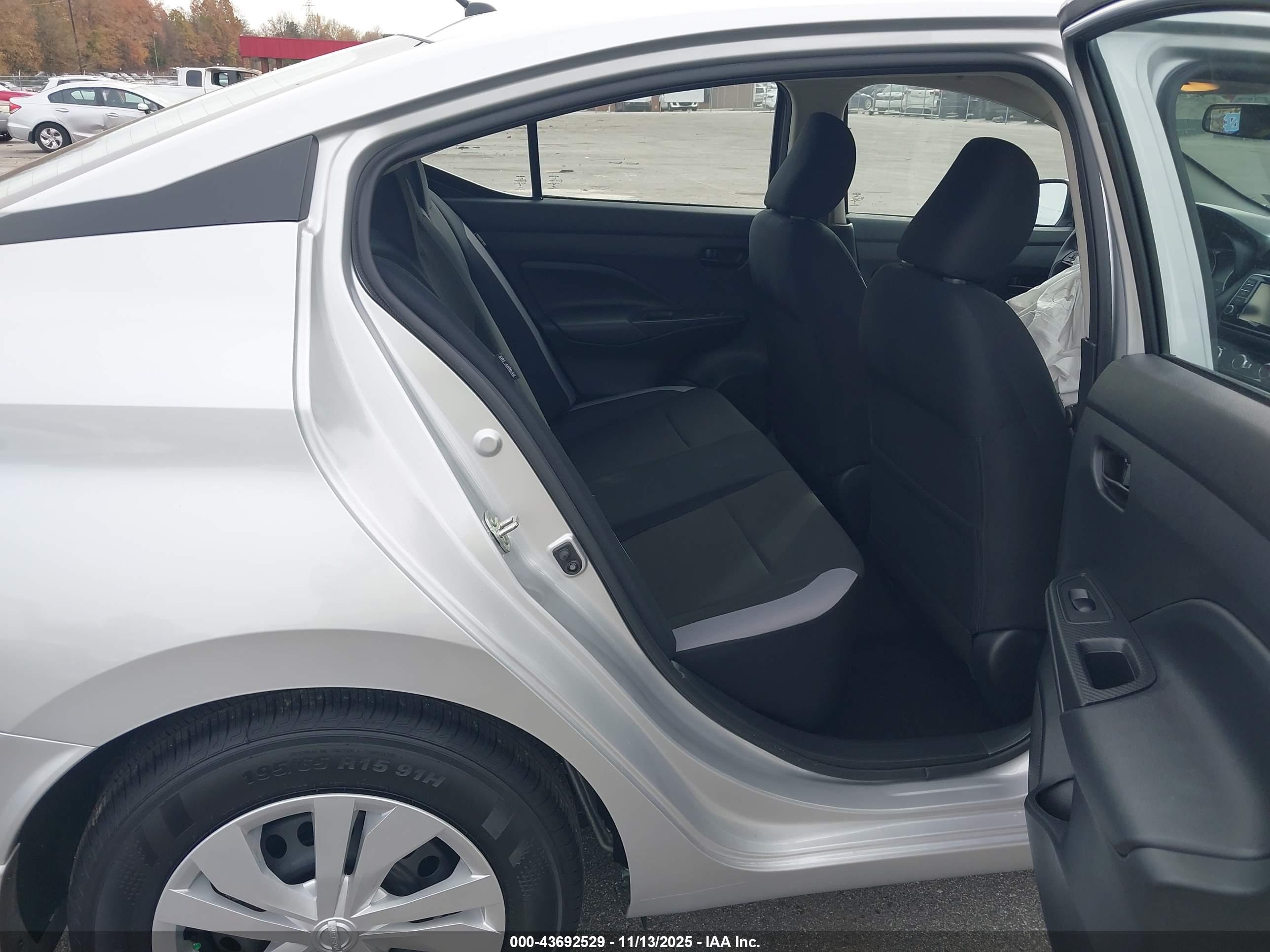 NISSAN VERSA image 8