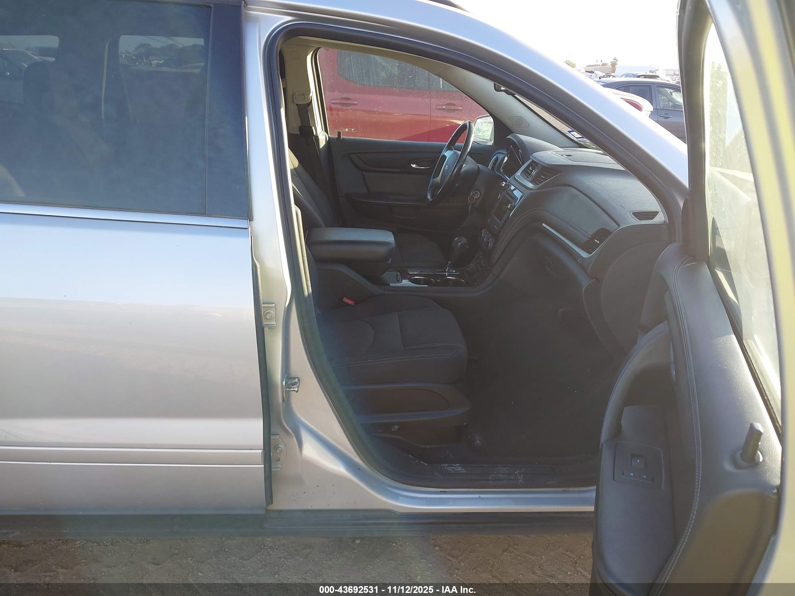 CHEVROLET TRAVERSE image 5