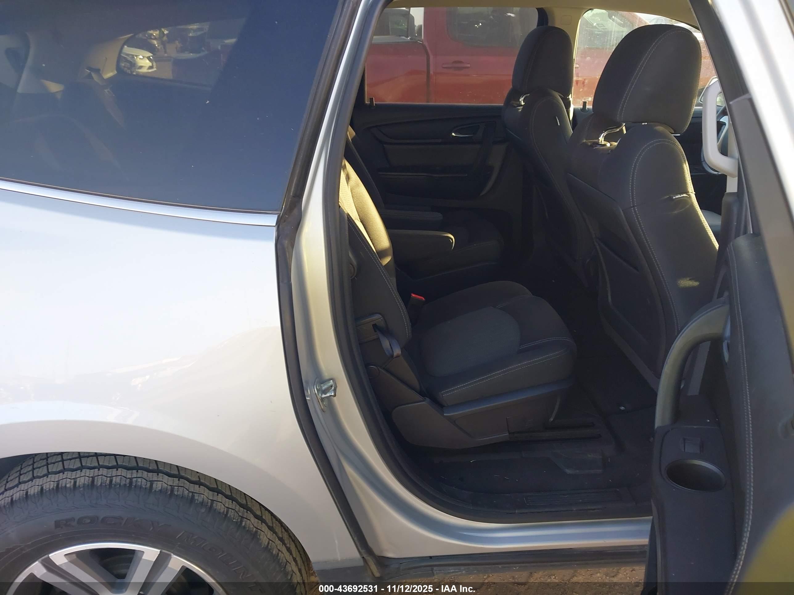CHEVROLET TRAVERSE image 8