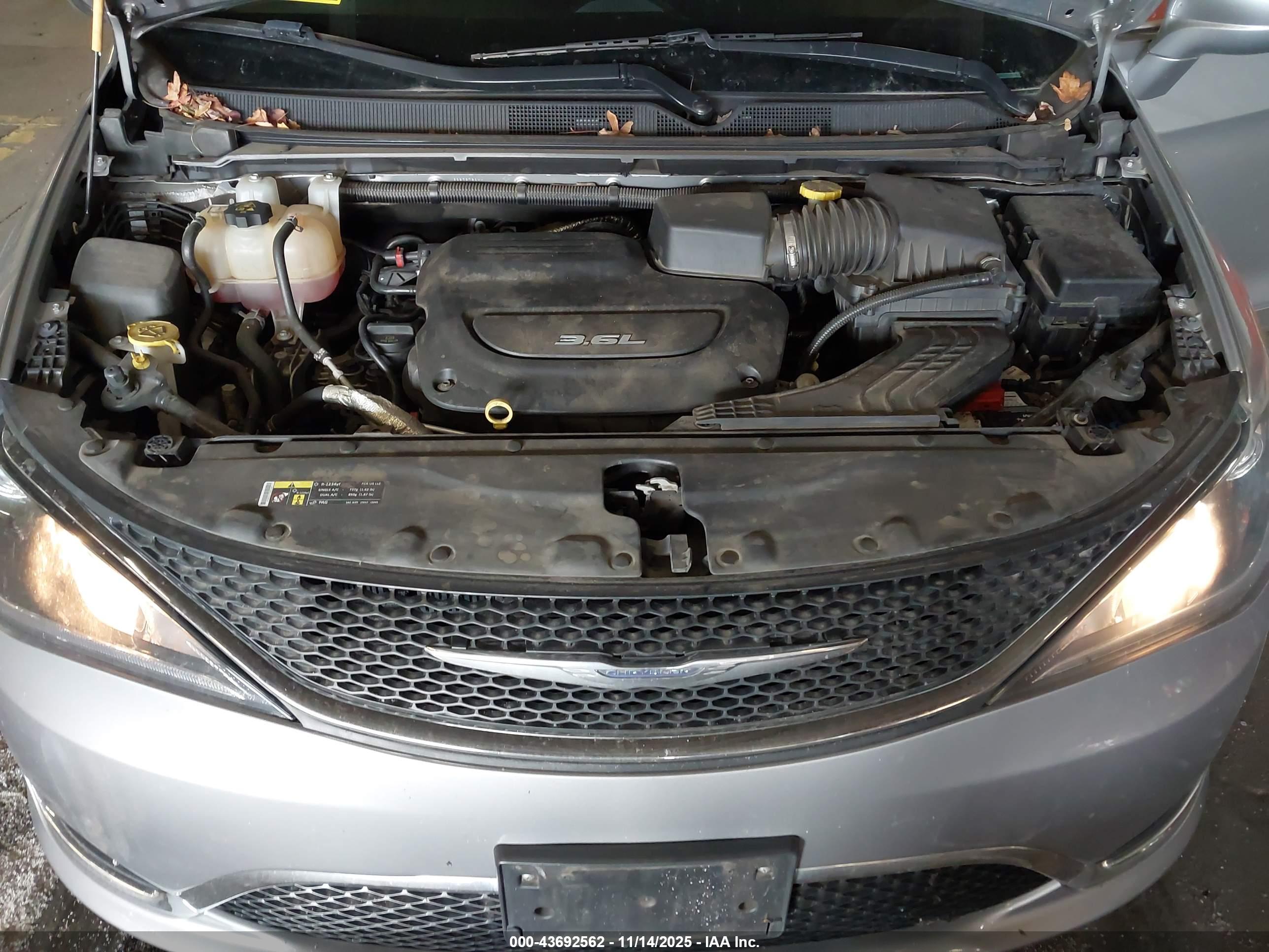CHRYSLER PACIFICA image 10