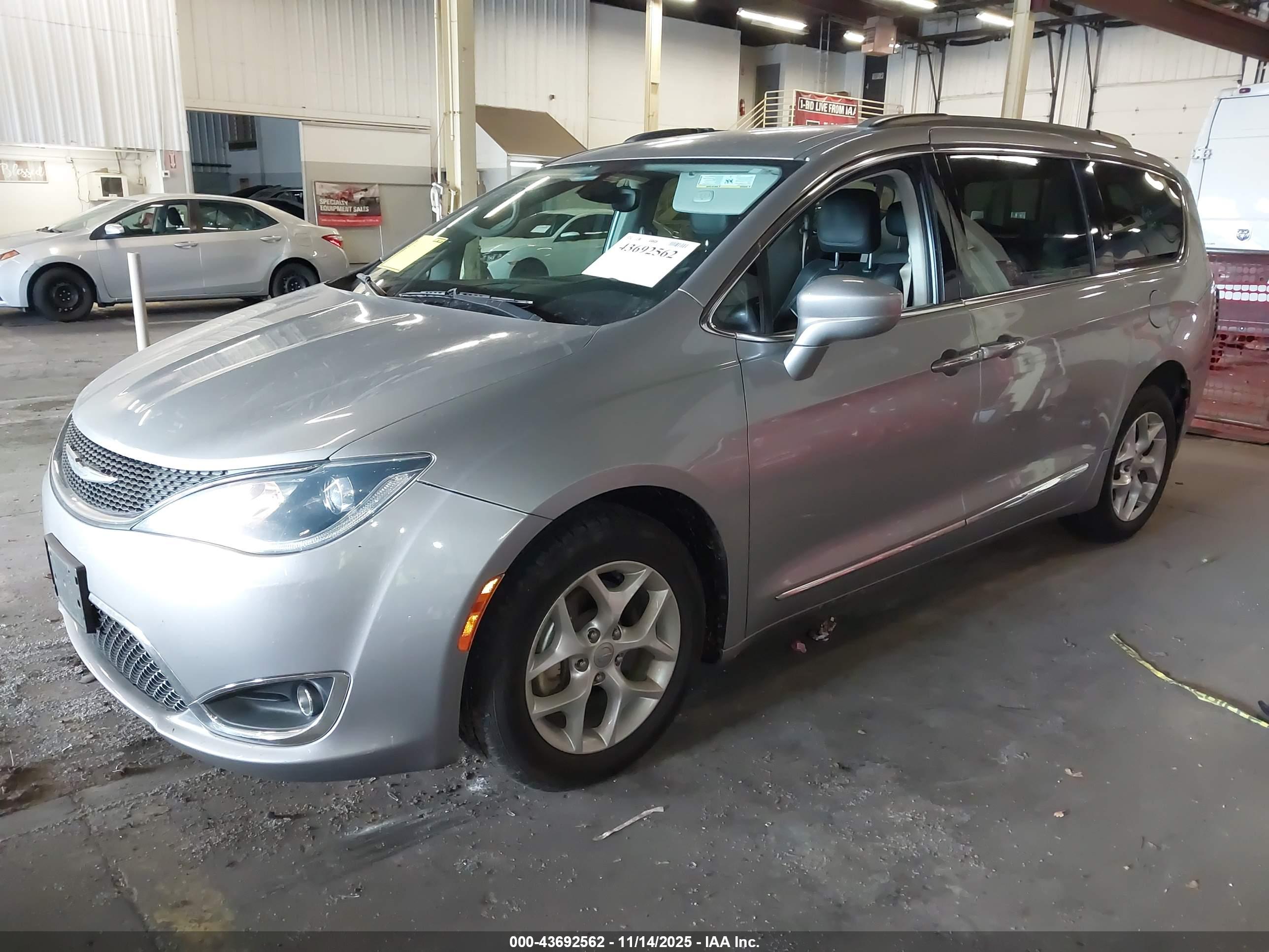 CHRYSLER PACIFICA image 2