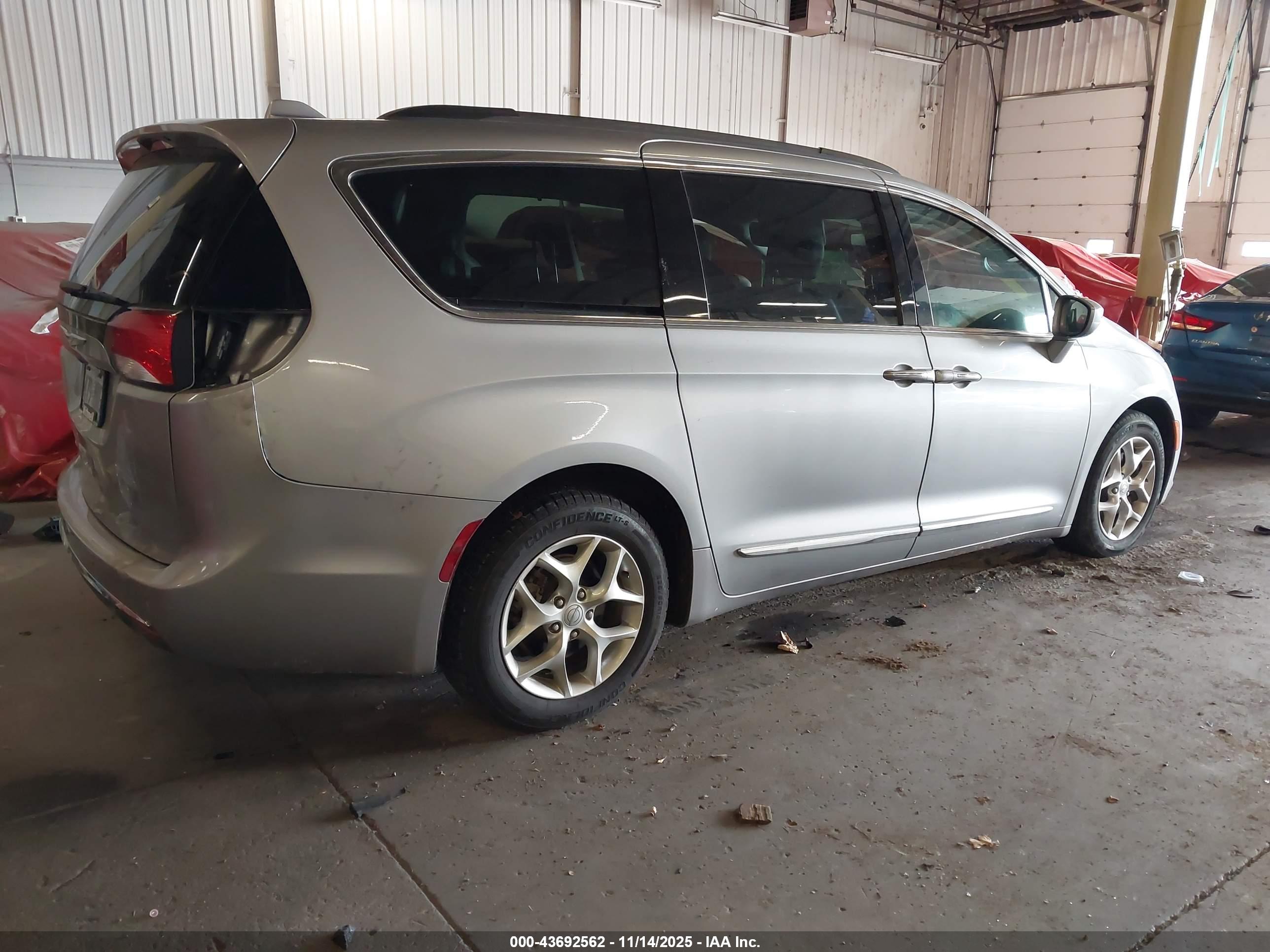 CHRYSLER PACIFICA image 4