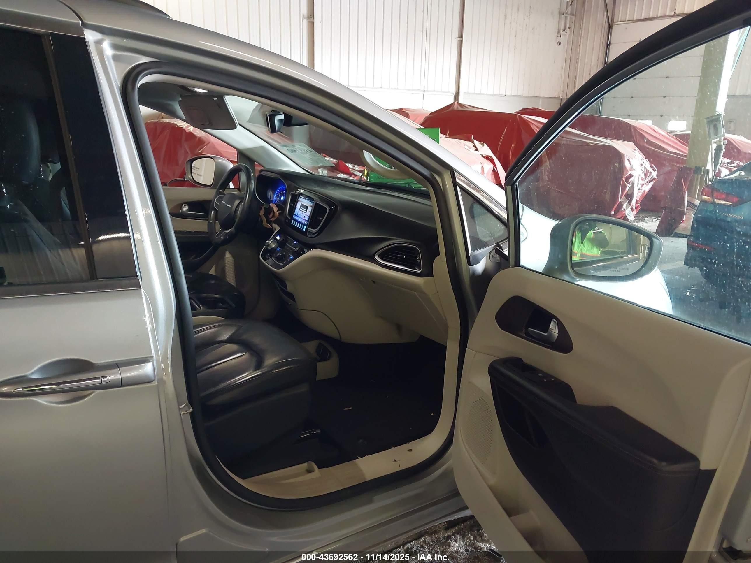 CHRYSLER PACIFICA image 5