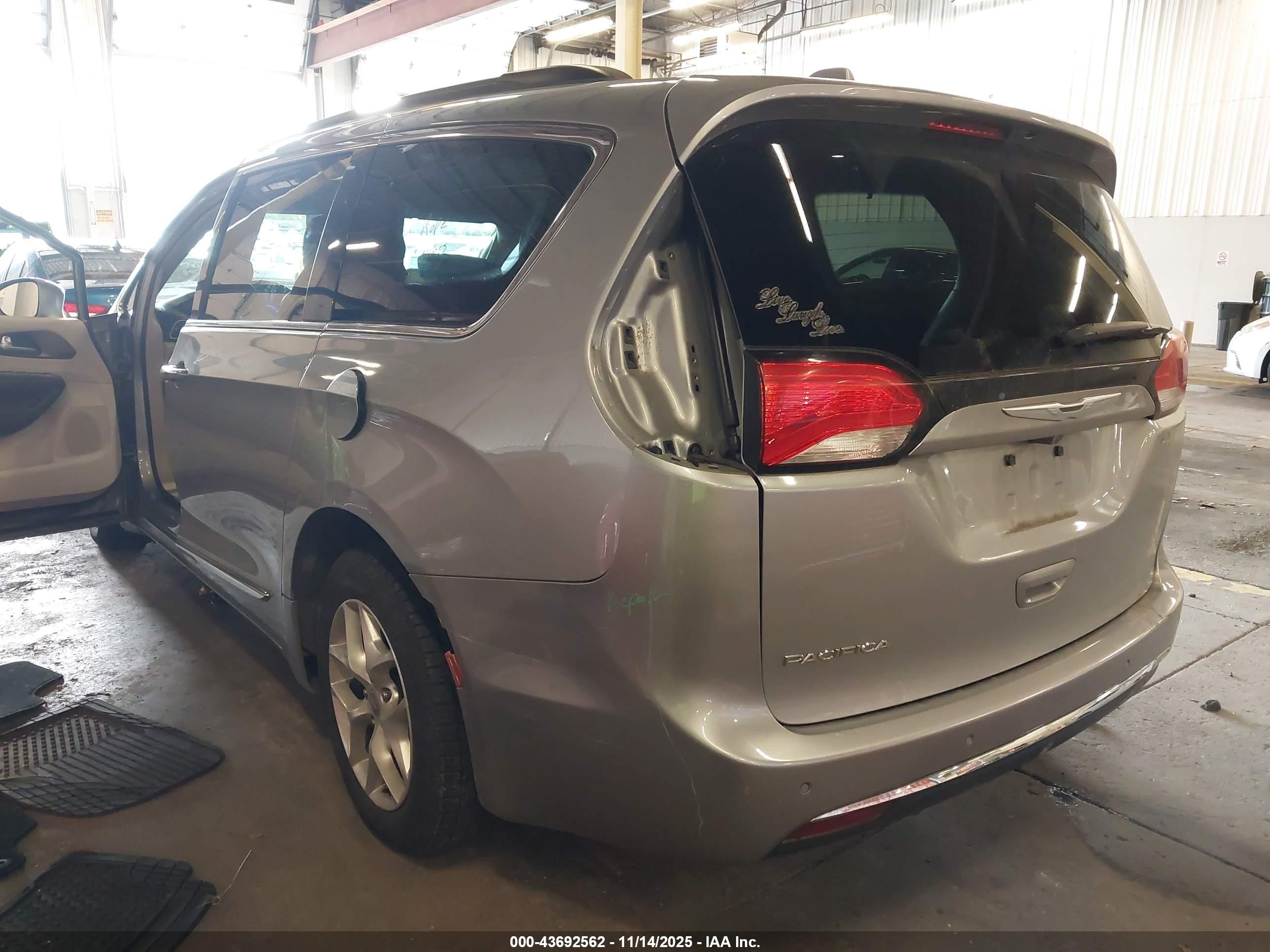 CHRYSLER PACIFICA image 6