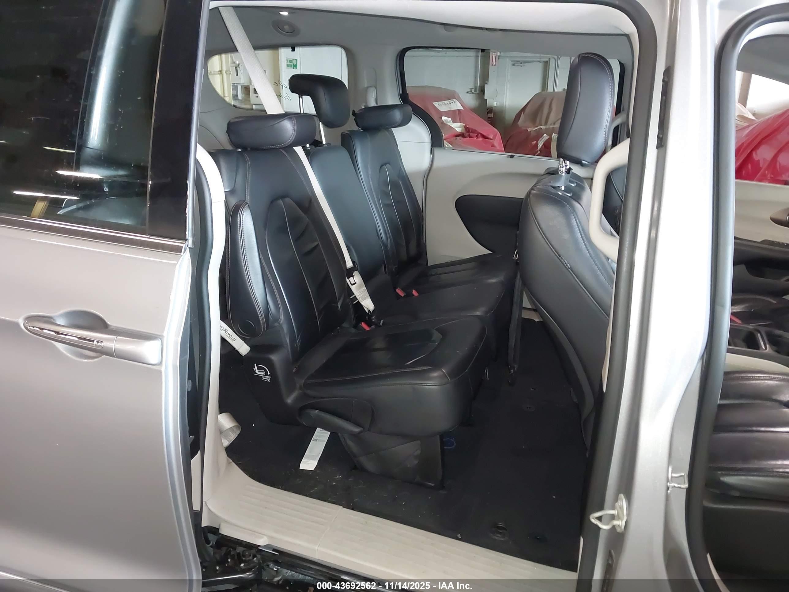CHRYSLER PACIFICA image 8
