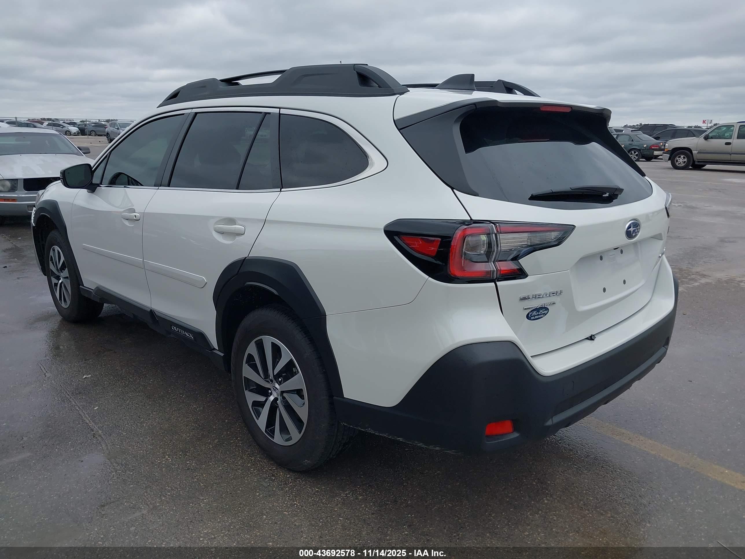 SUBARU OUTBACK image 3