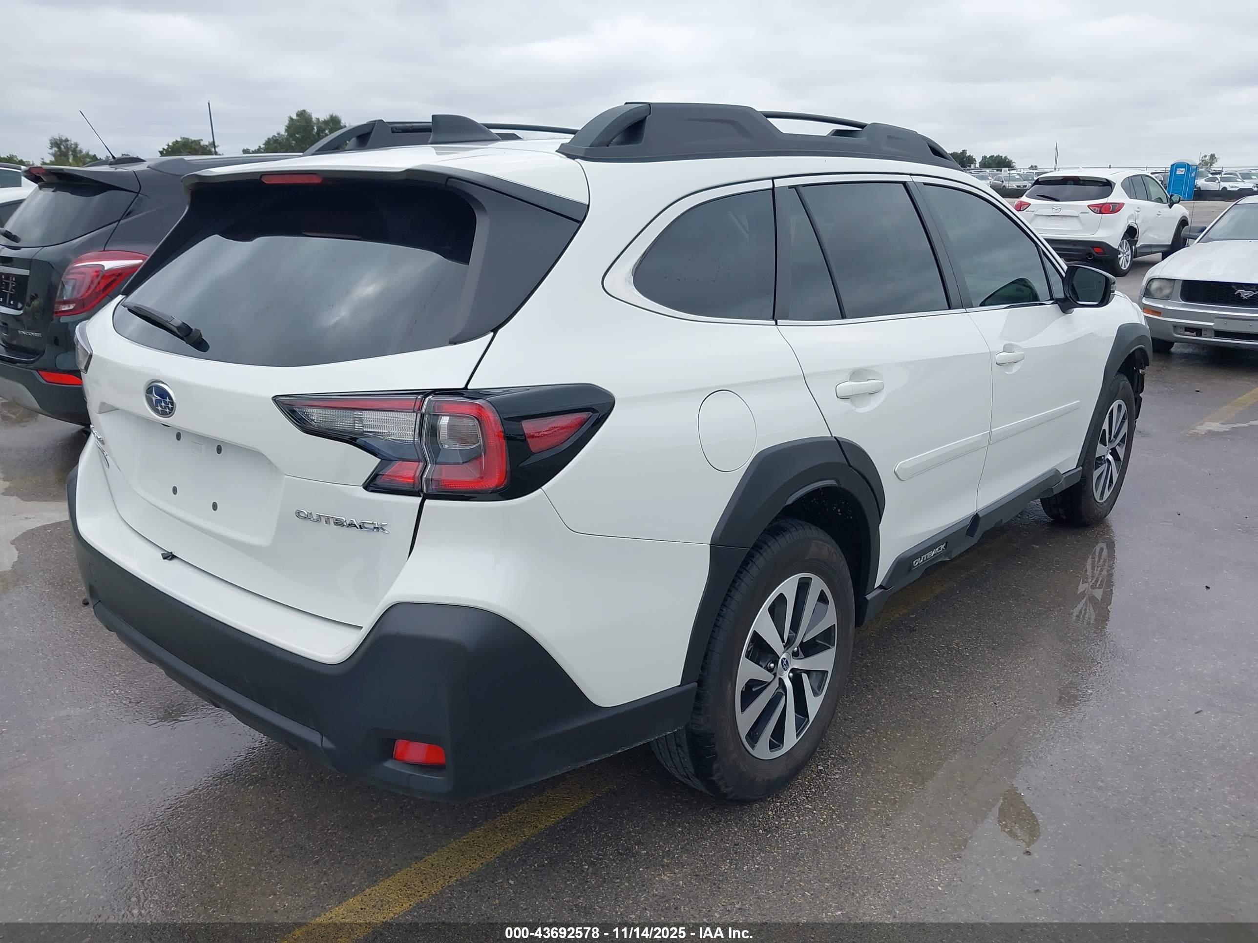 SUBARU OUTBACK image 4