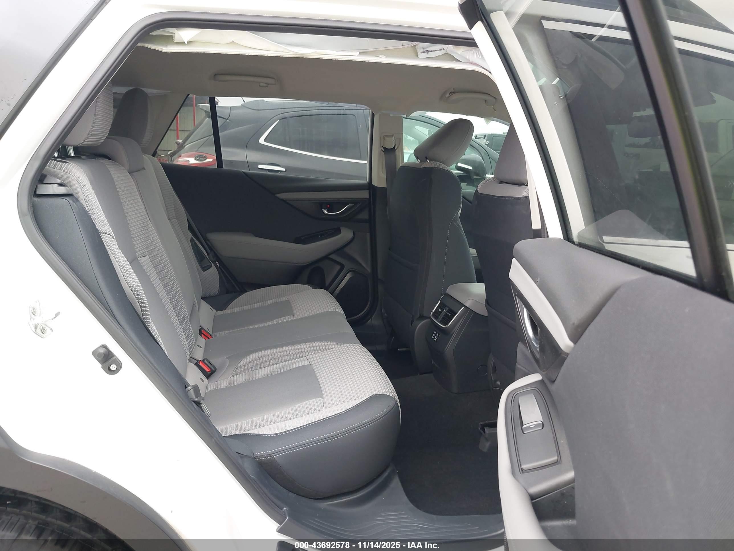 SUBARU OUTBACK image 8