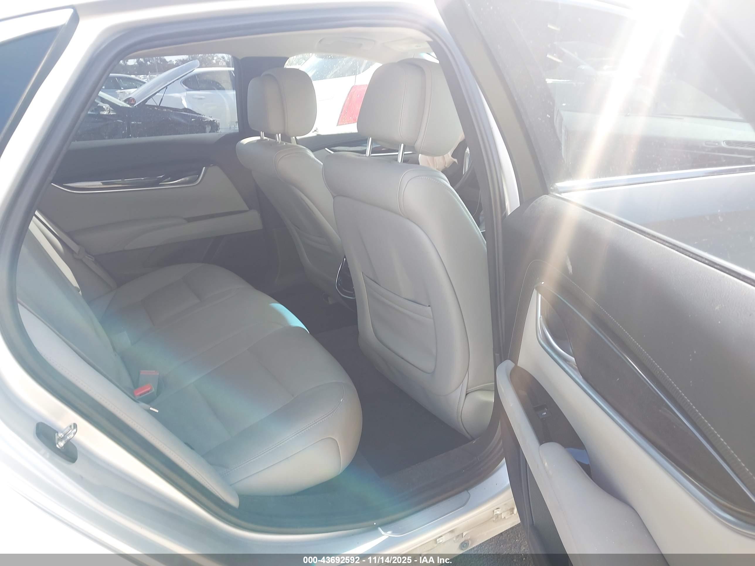 CADILLAC XTS image 8