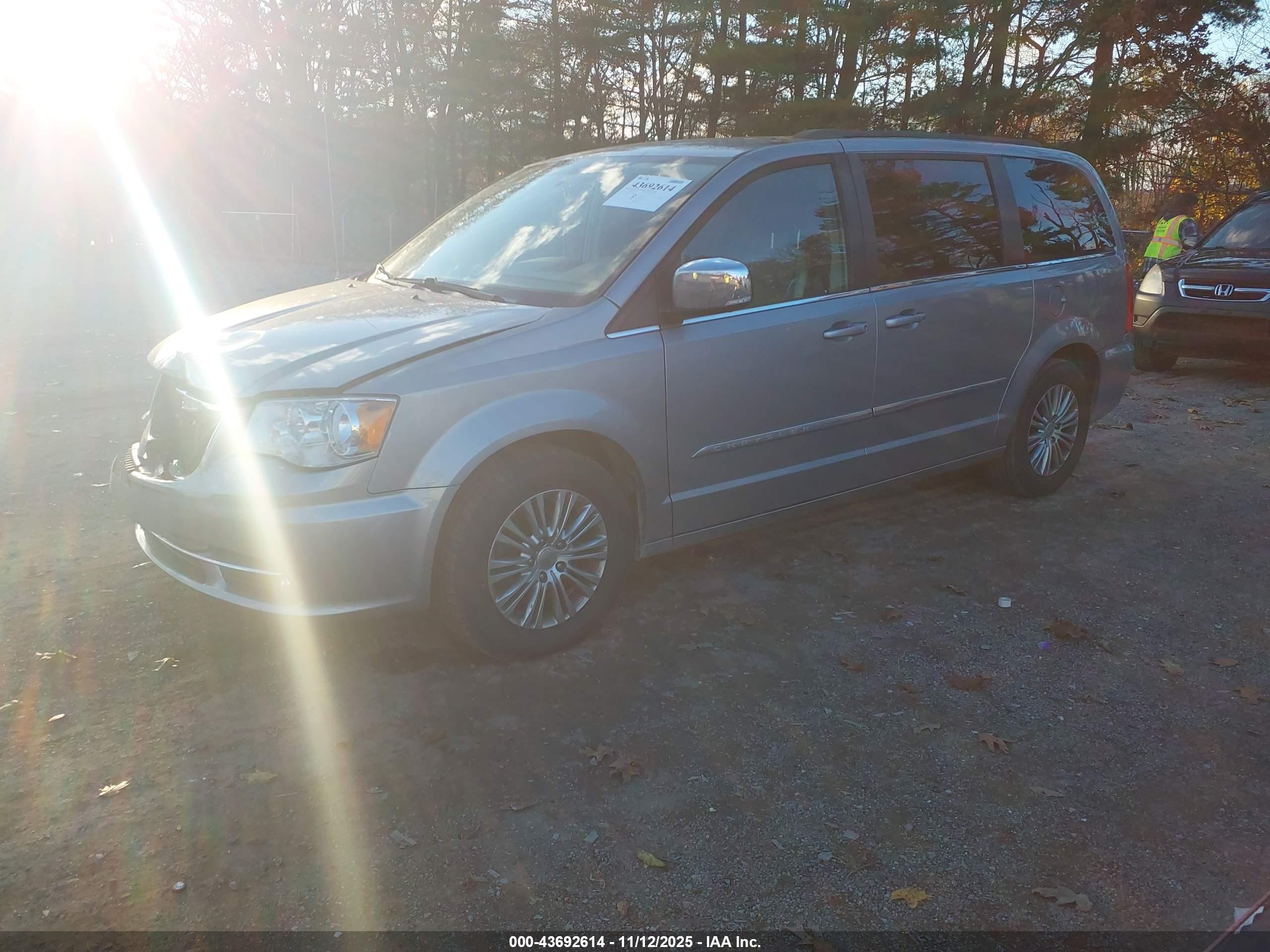 CHRYSLER TOWN image 2