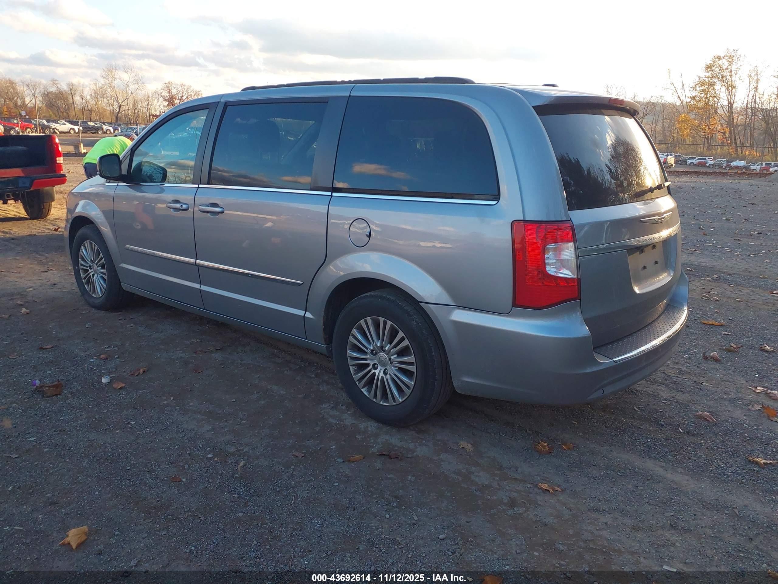 CHRYSLER TOWN image 3