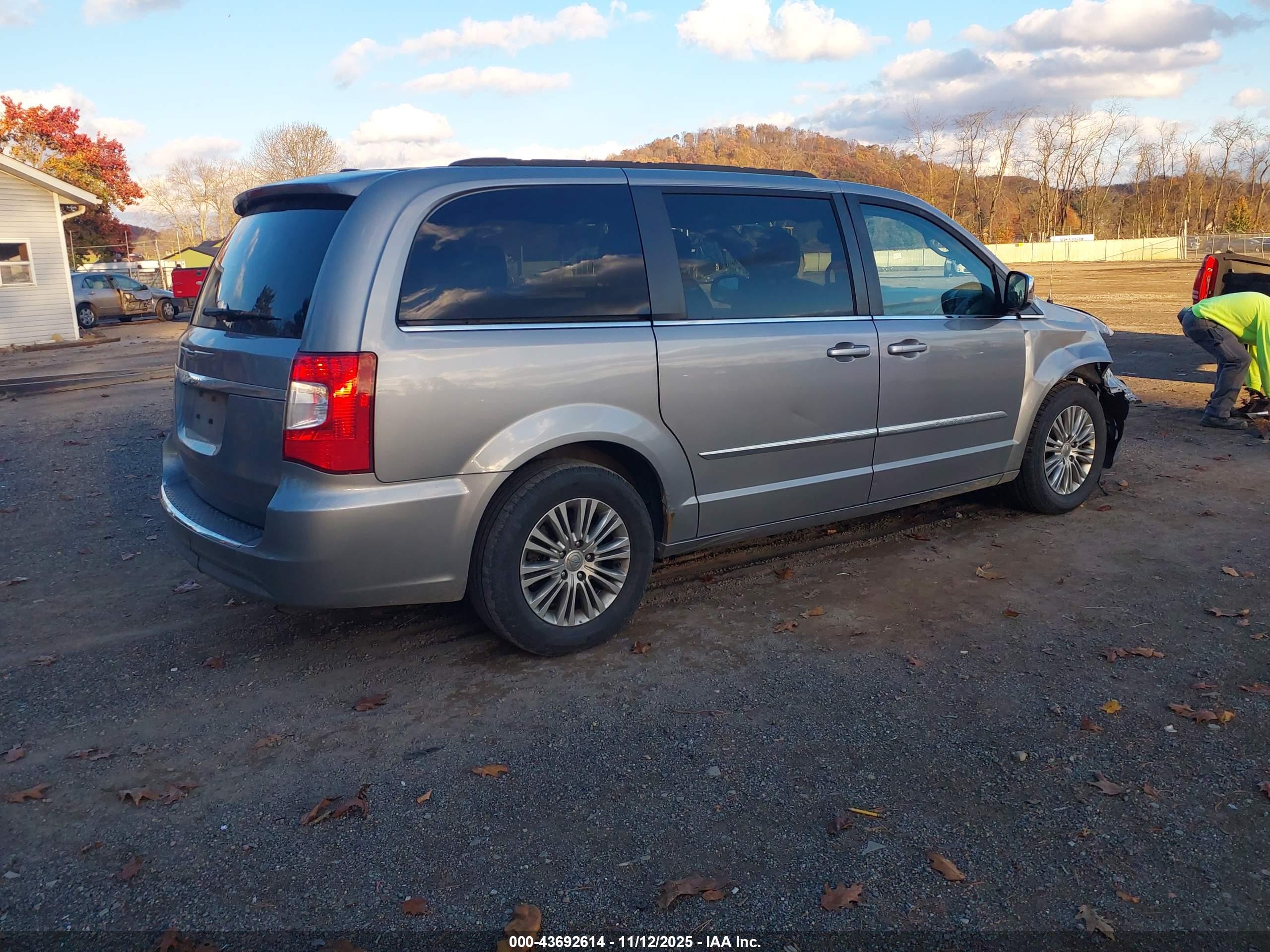 CHRYSLER TOWN image 4