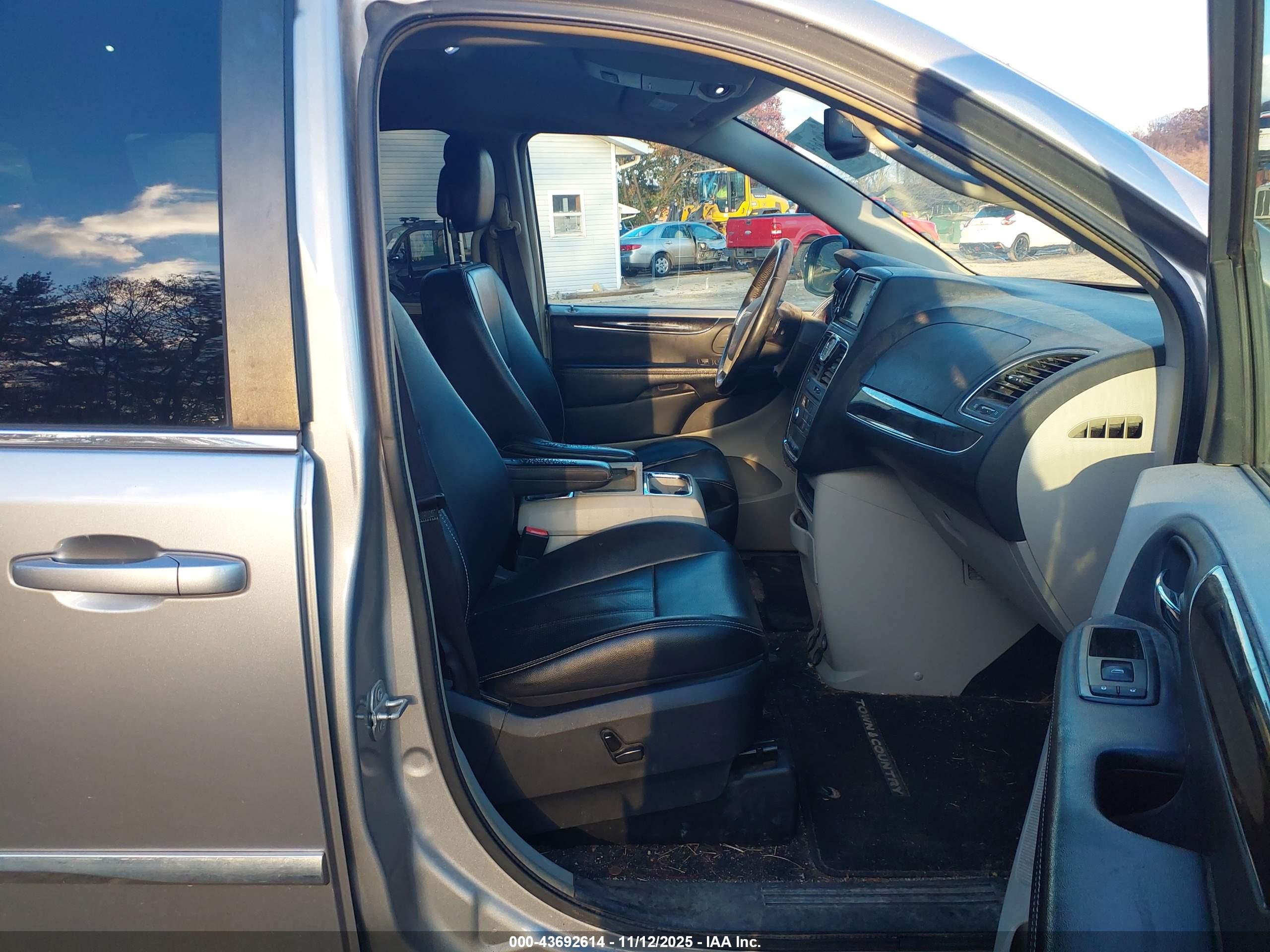 CHRYSLER TOWN image 5