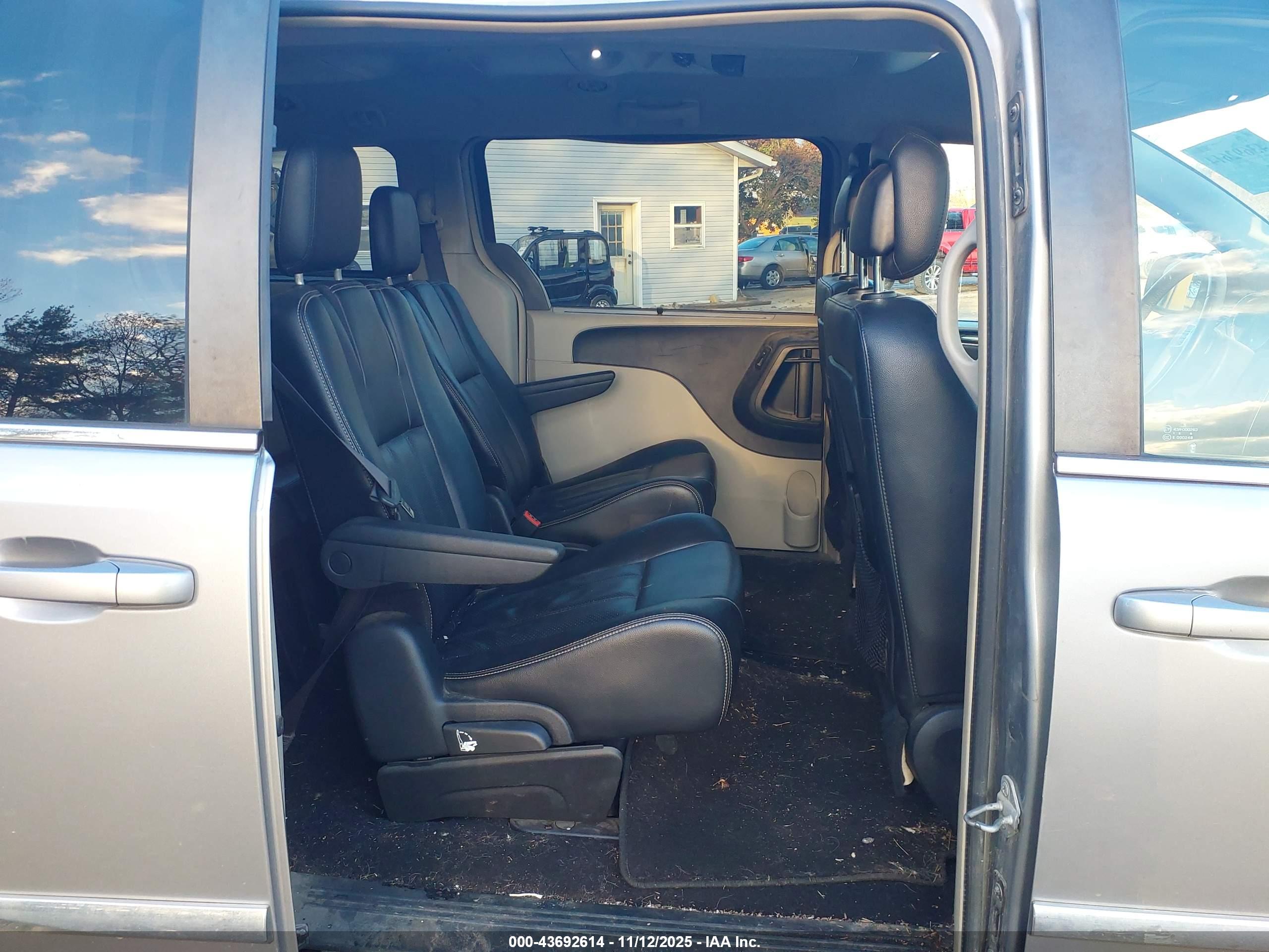 CHRYSLER TOWN image 8