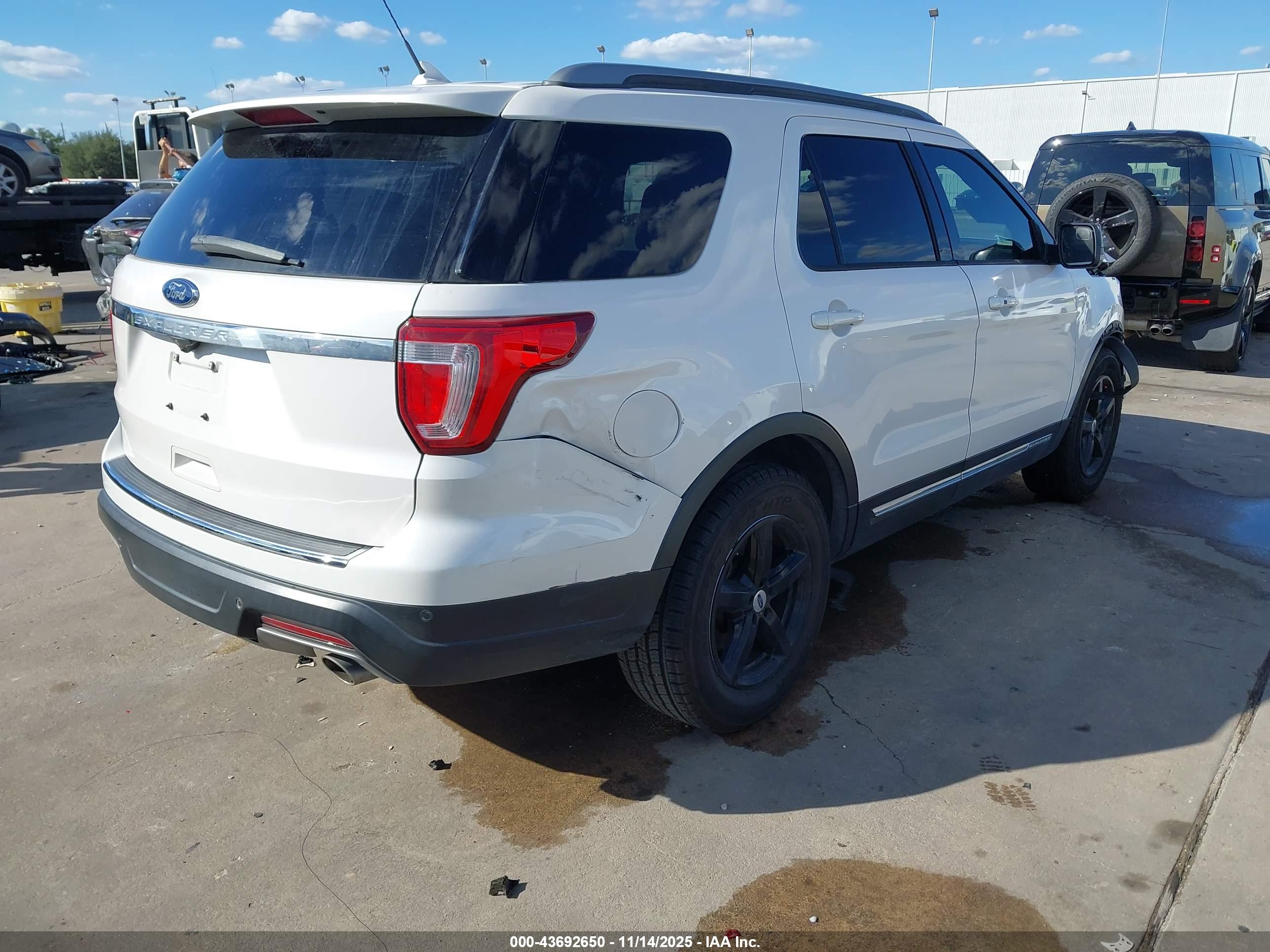 FORD EXPLORER image 4
