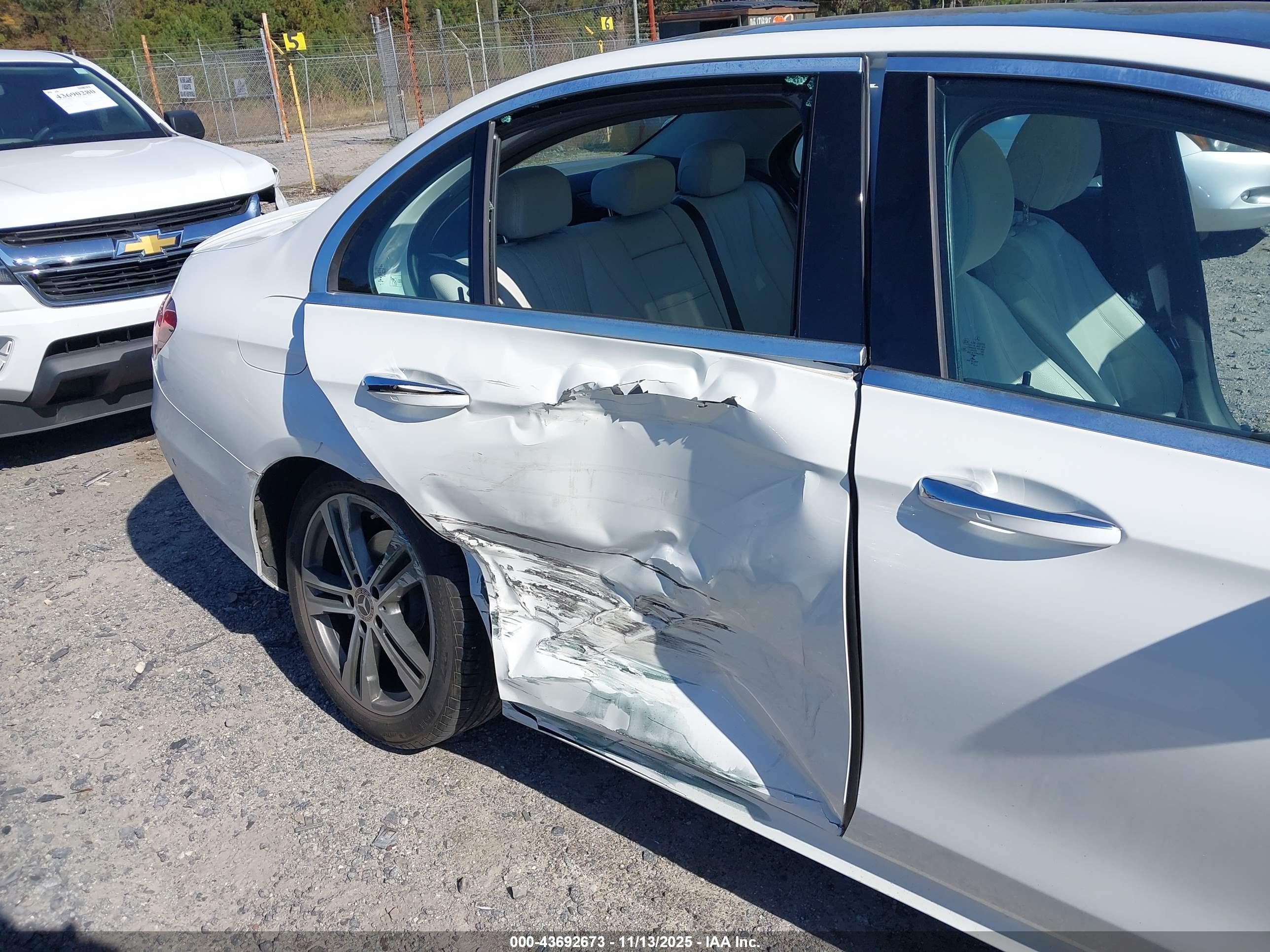 MERCEDES-BENZ E image 6