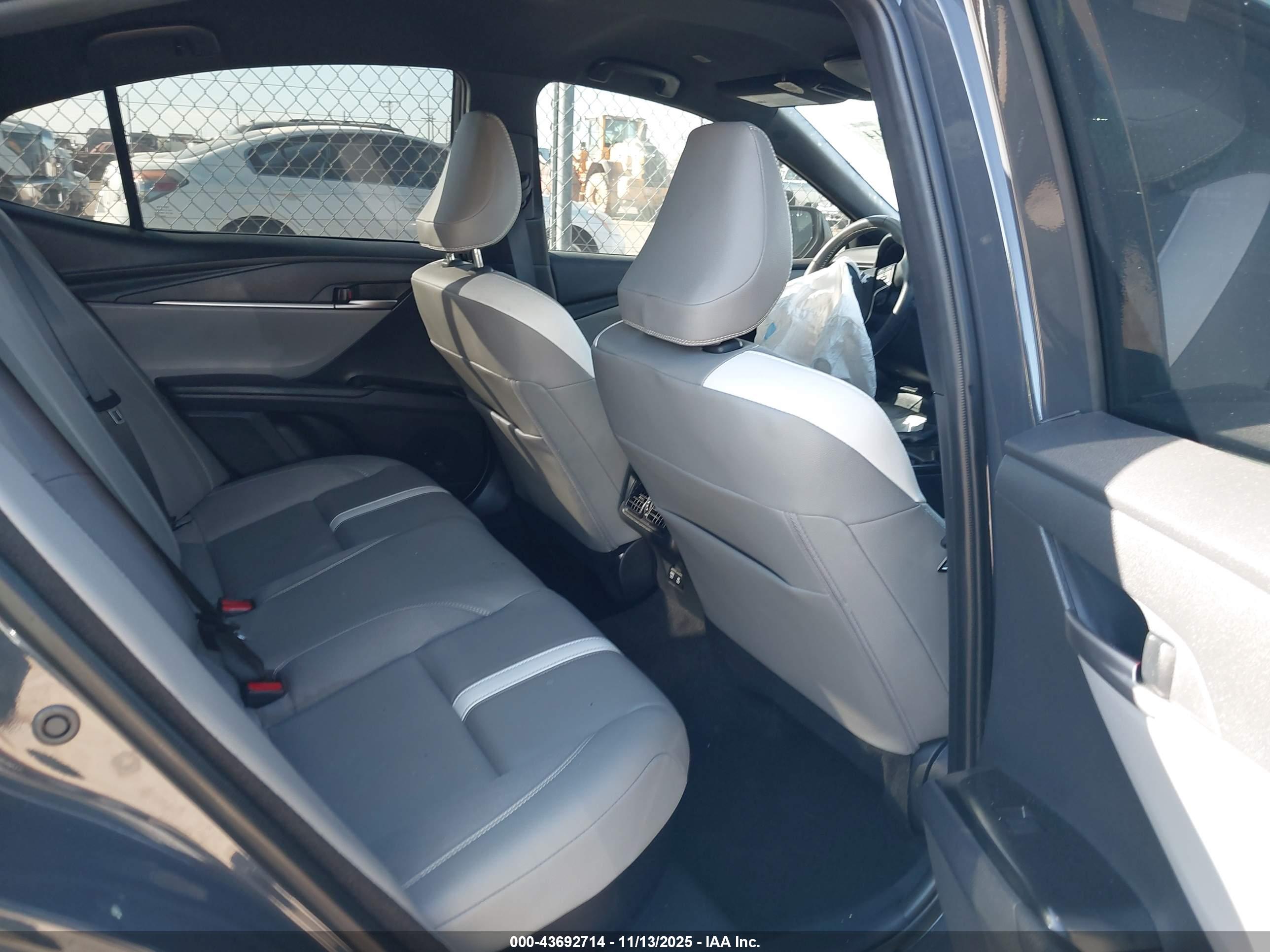 TOYOTA CAMRY image 8