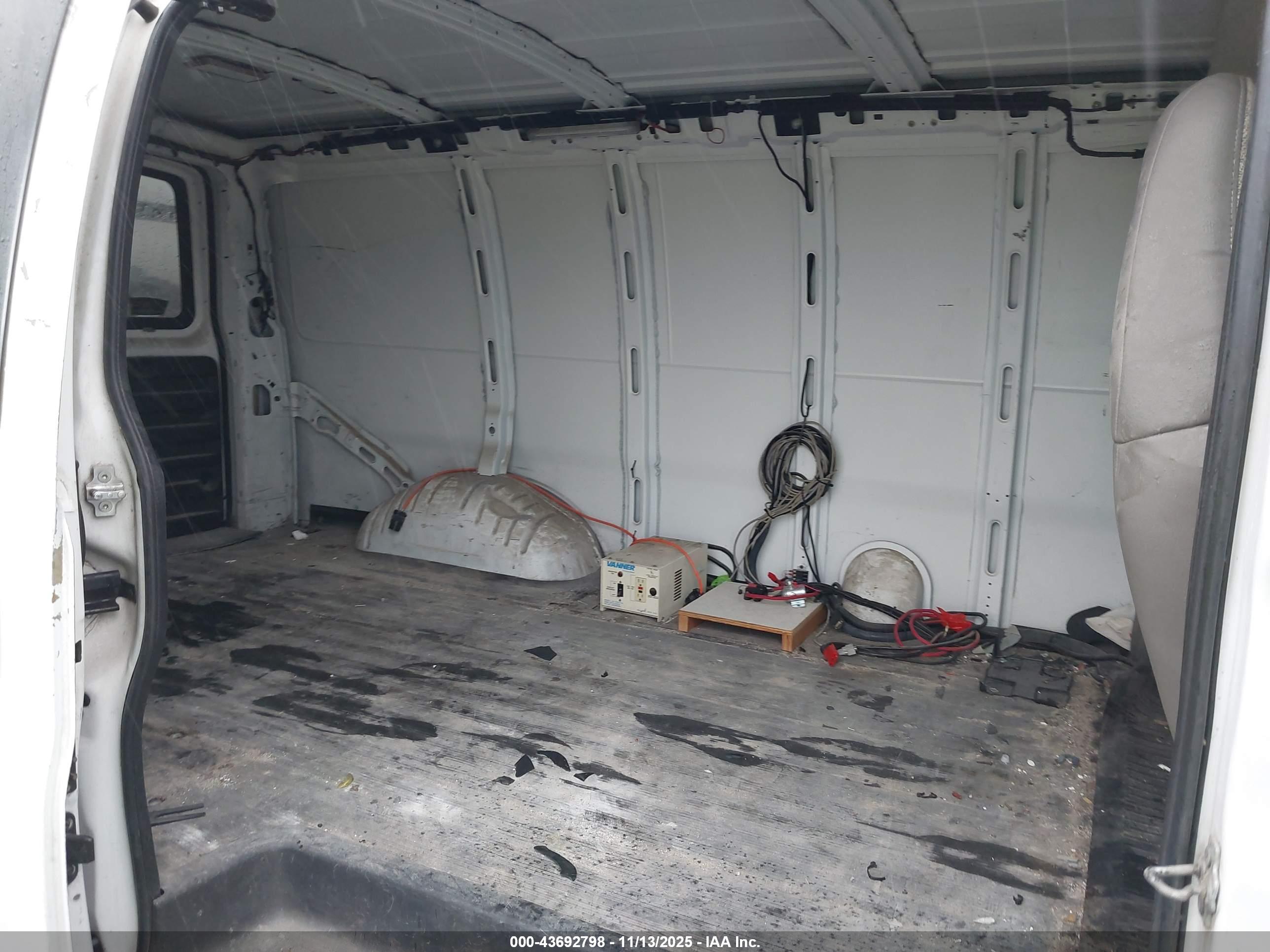 CHEVROLET EXPRESS image 8