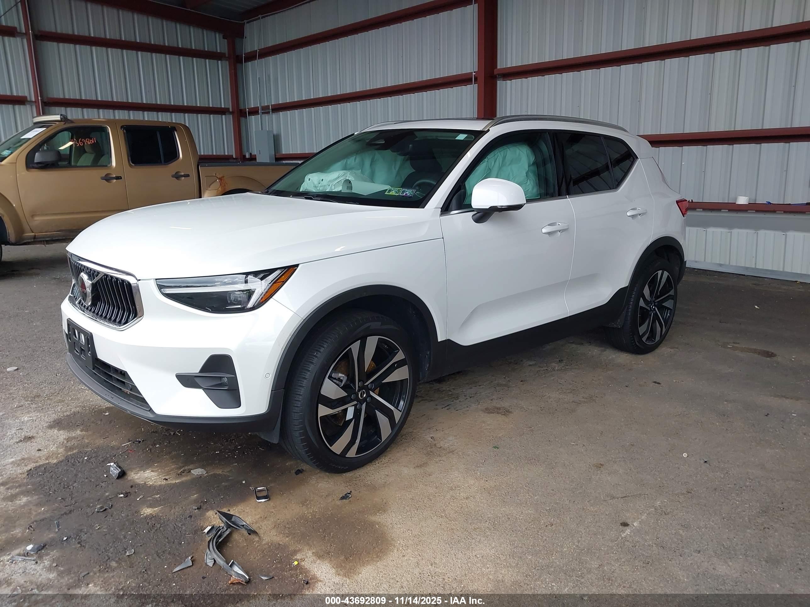 VOLVO XC40 image 2