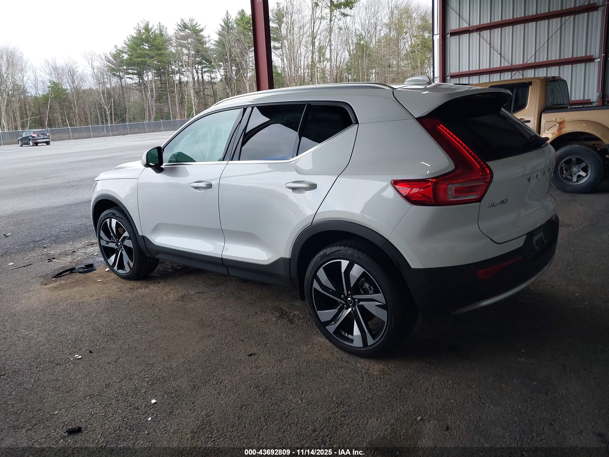 VOLVO XC40 image 3