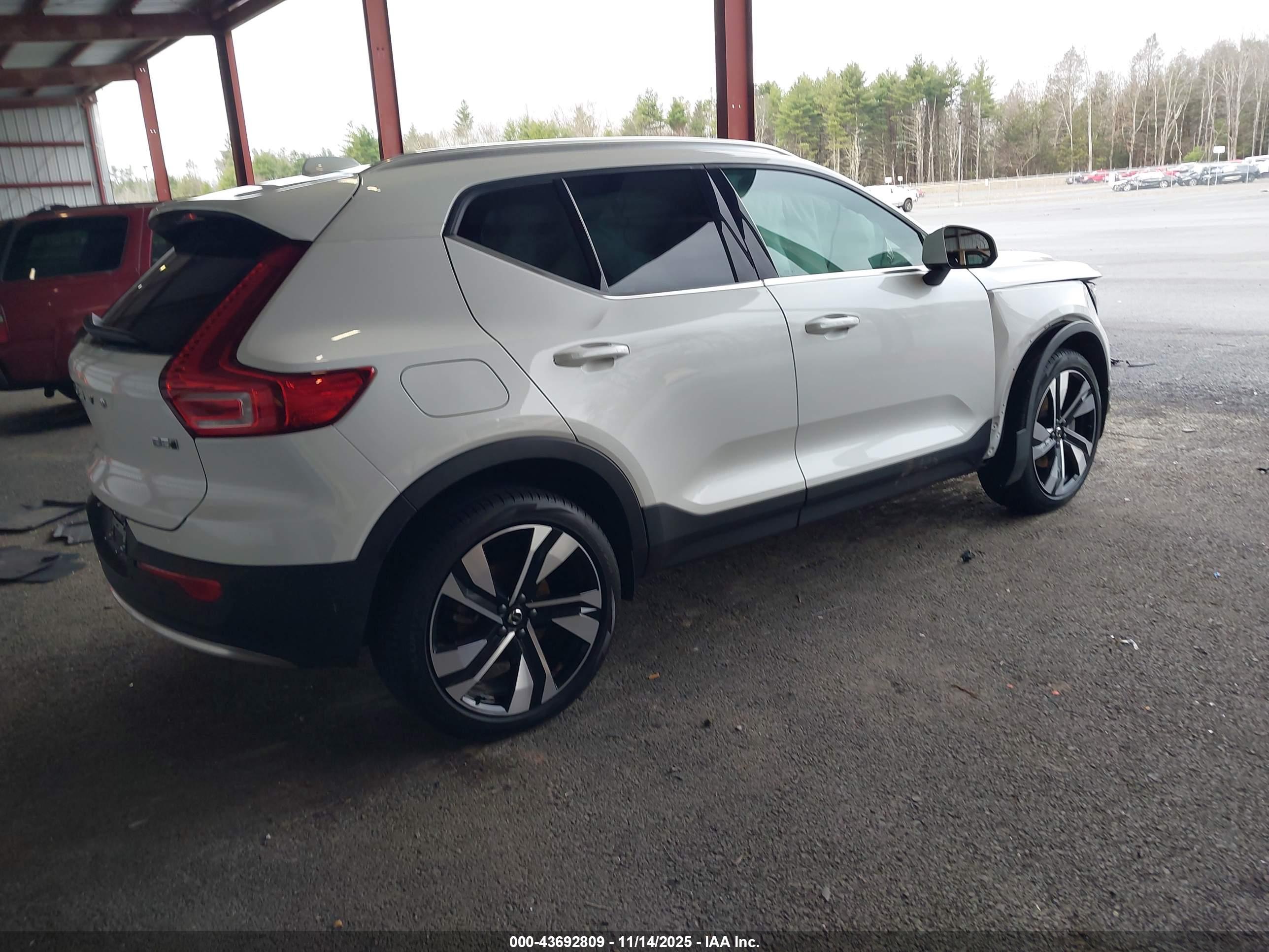 VOLVO XC40 image 4