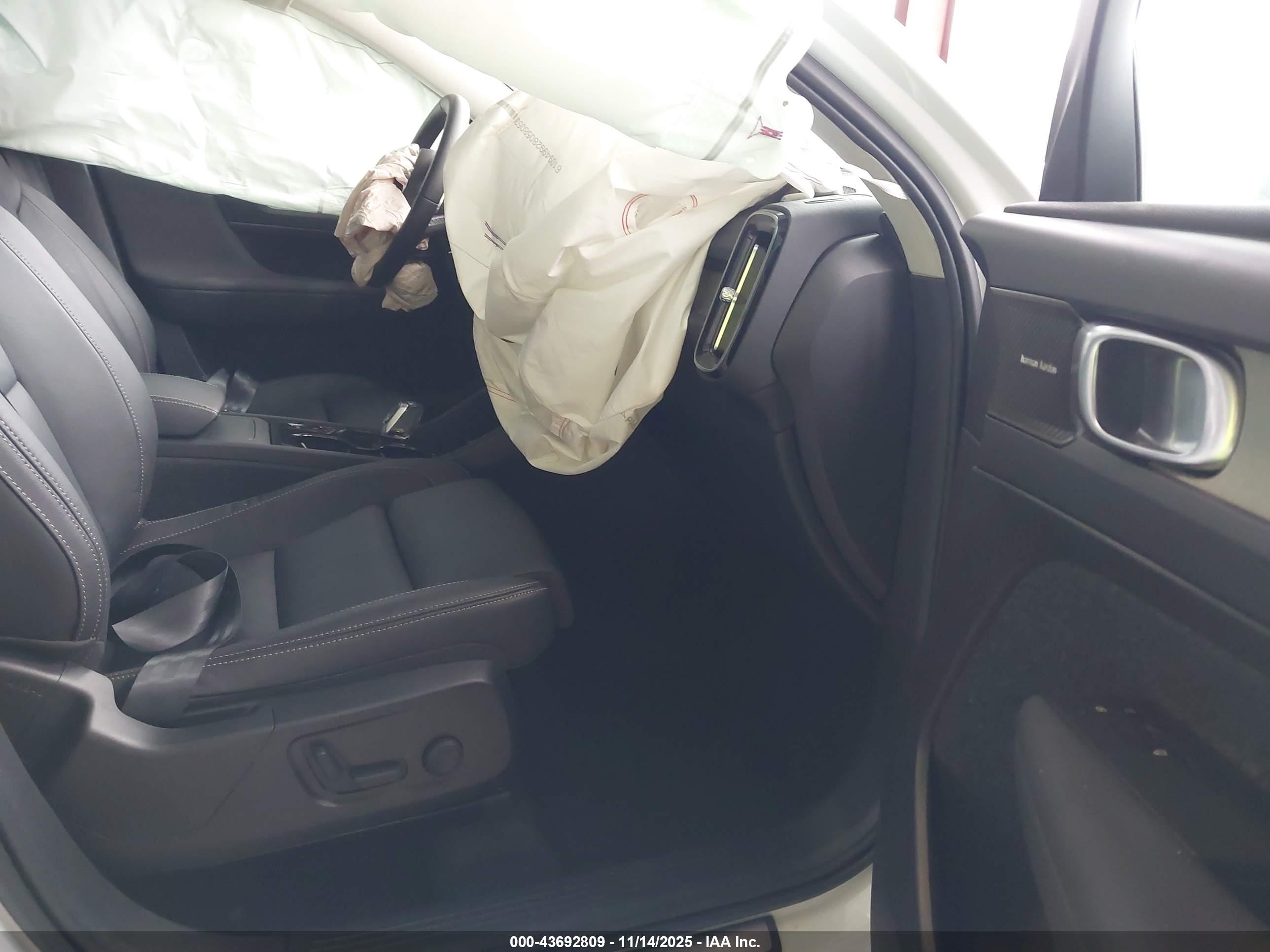 VOLVO XC40 image 5