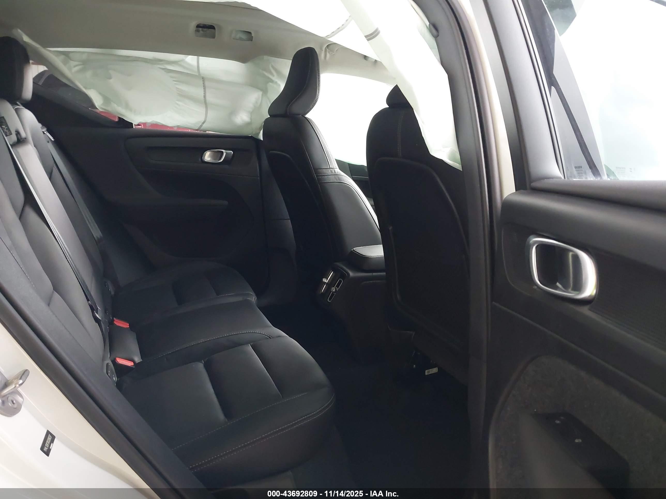 VOLVO XC40 image 8