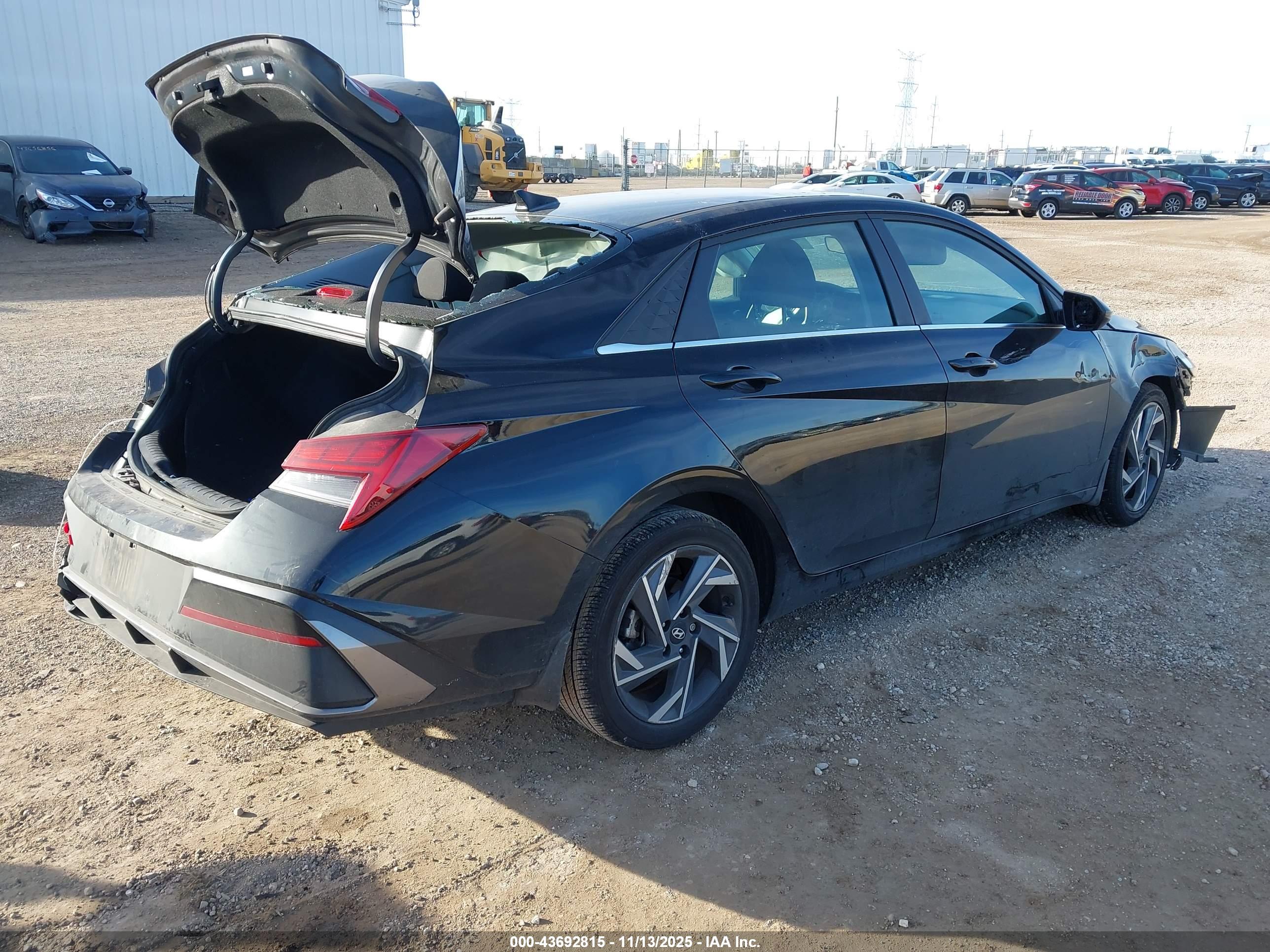 HYUNDAI ELANTRA image 4
