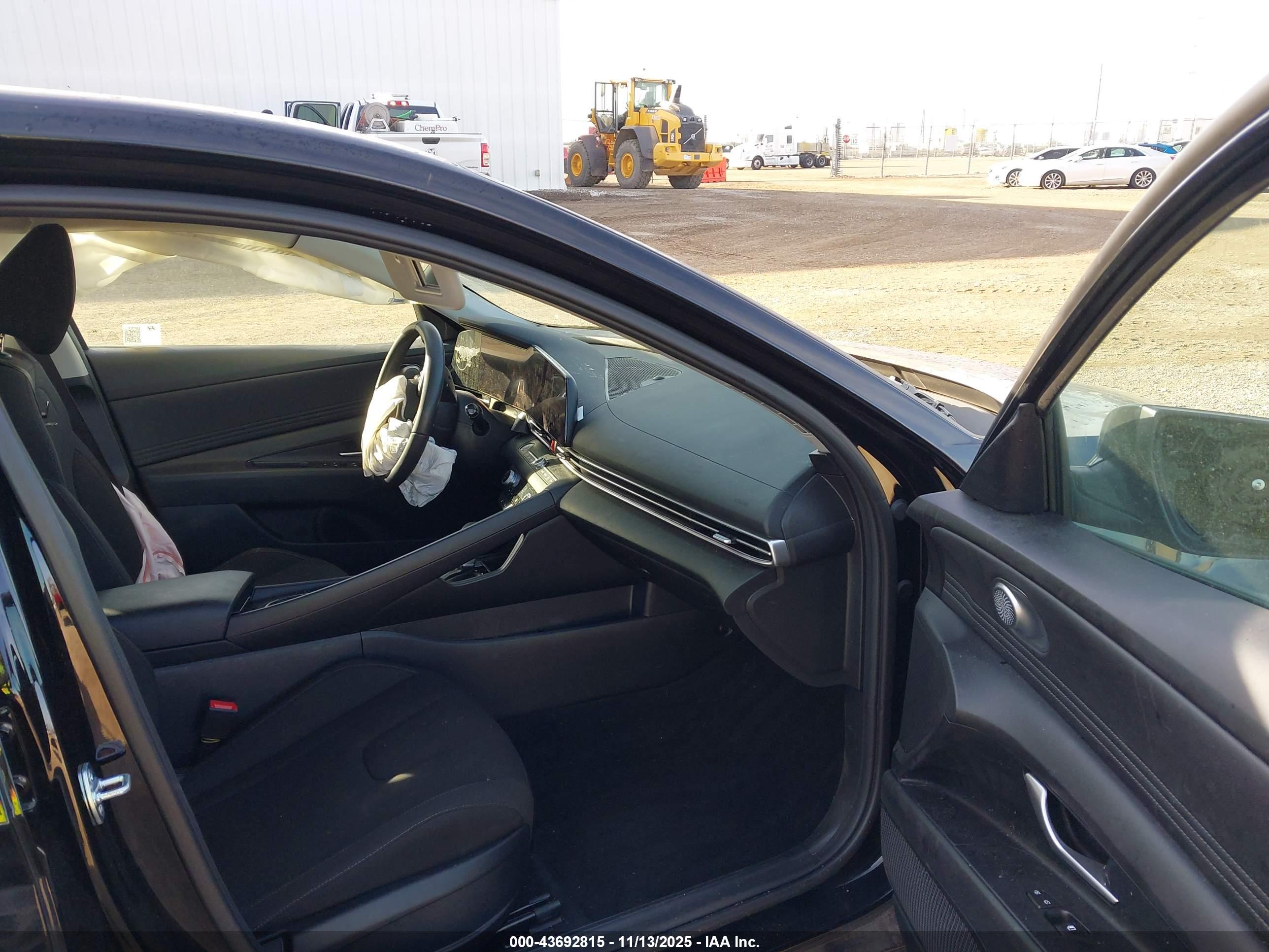 HYUNDAI ELANTRA image 5