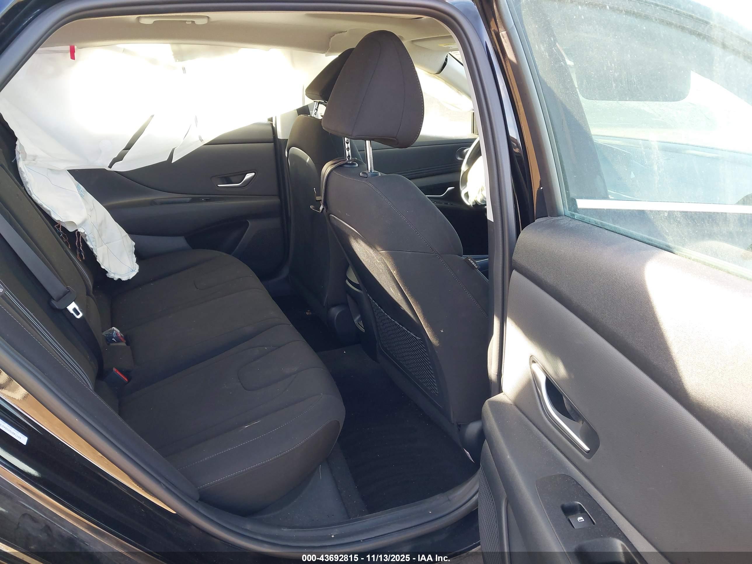 HYUNDAI ELANTRA image 8