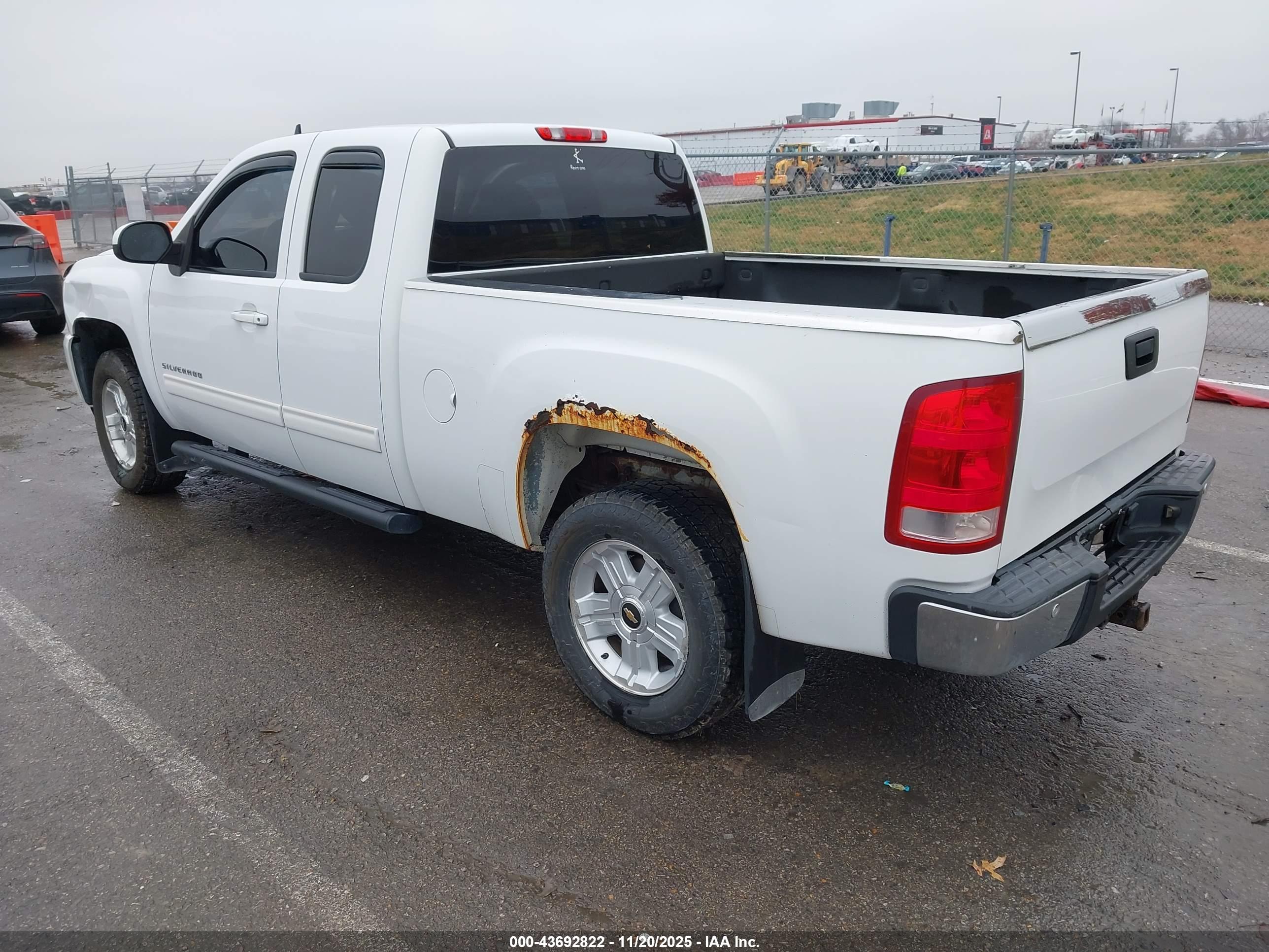 CHEVROLET SILVERADO image 3