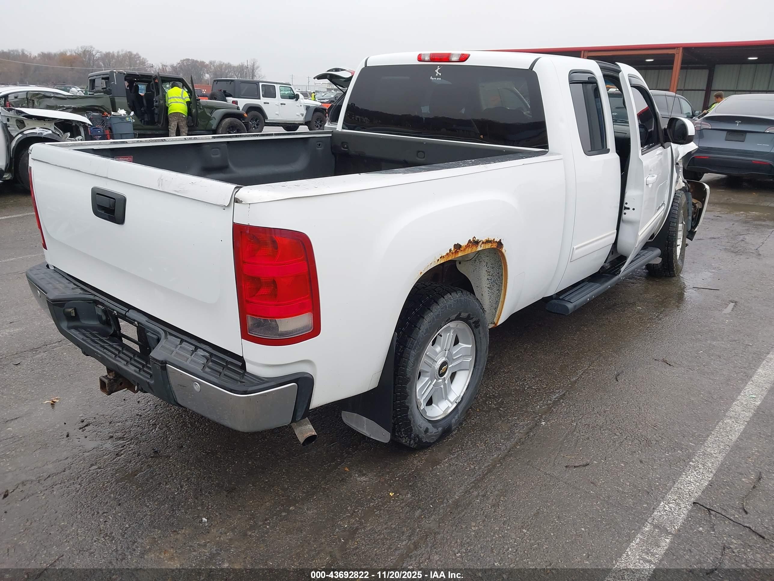 CHEVROLET SILVERADO image 4