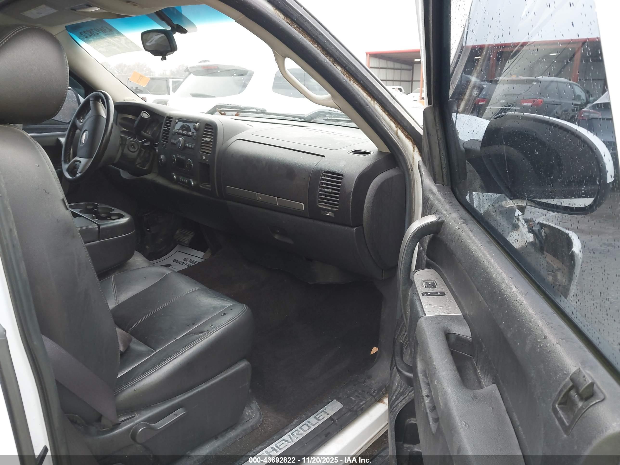 CHEVROLET SILVERADO image 5