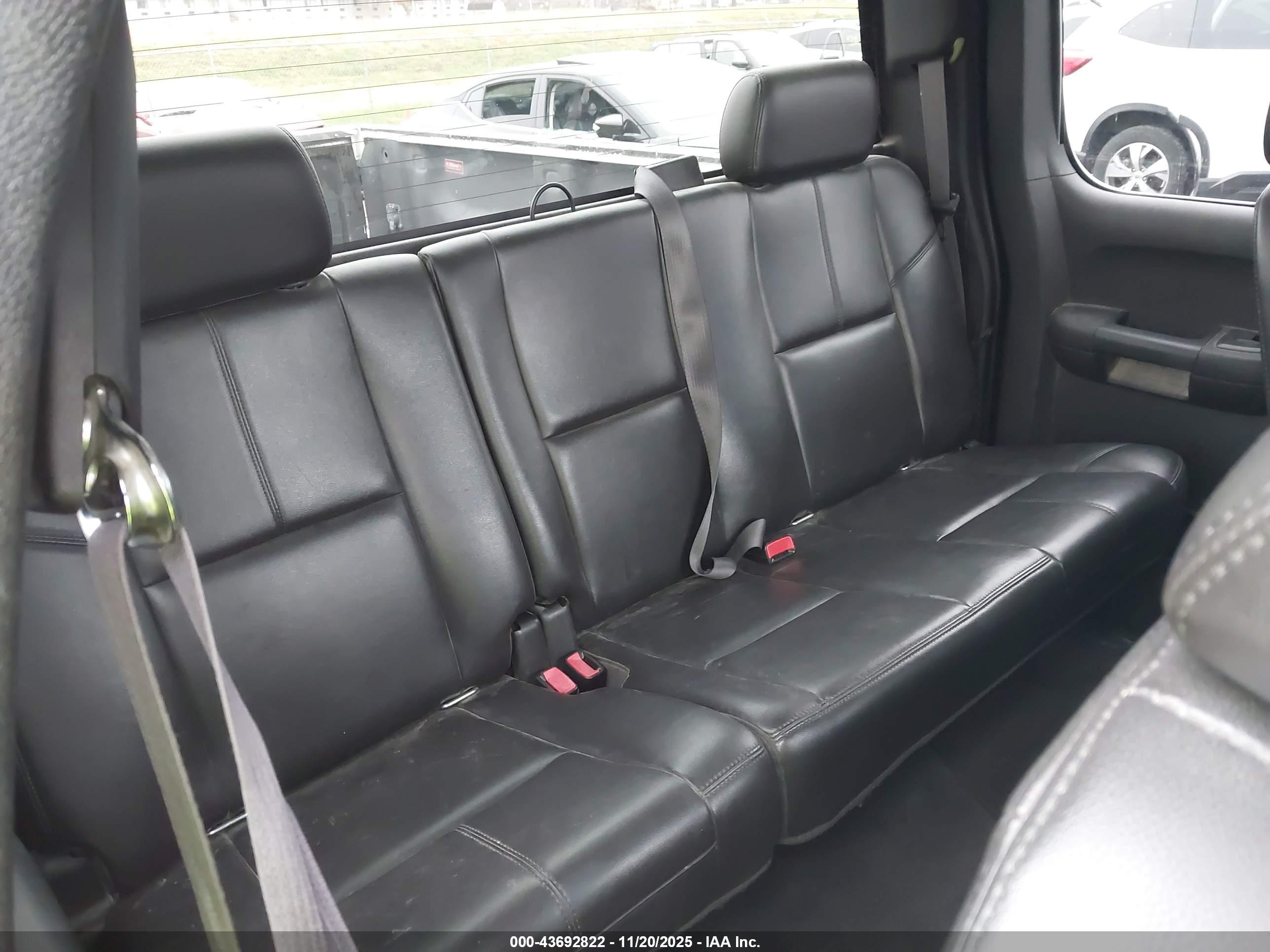 CHEVROLET SILVERADO image 8