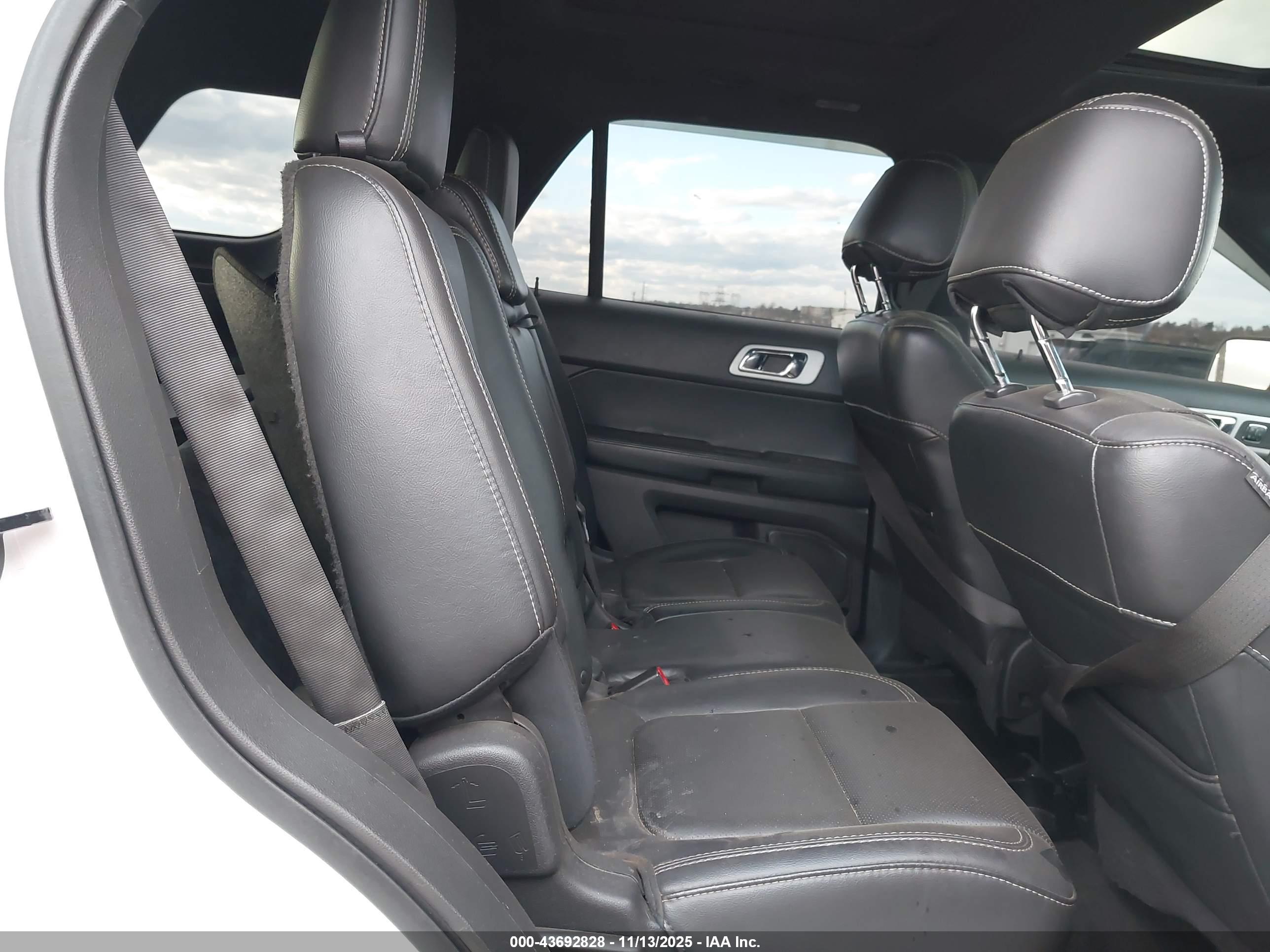 FORD EXPLORER image 8