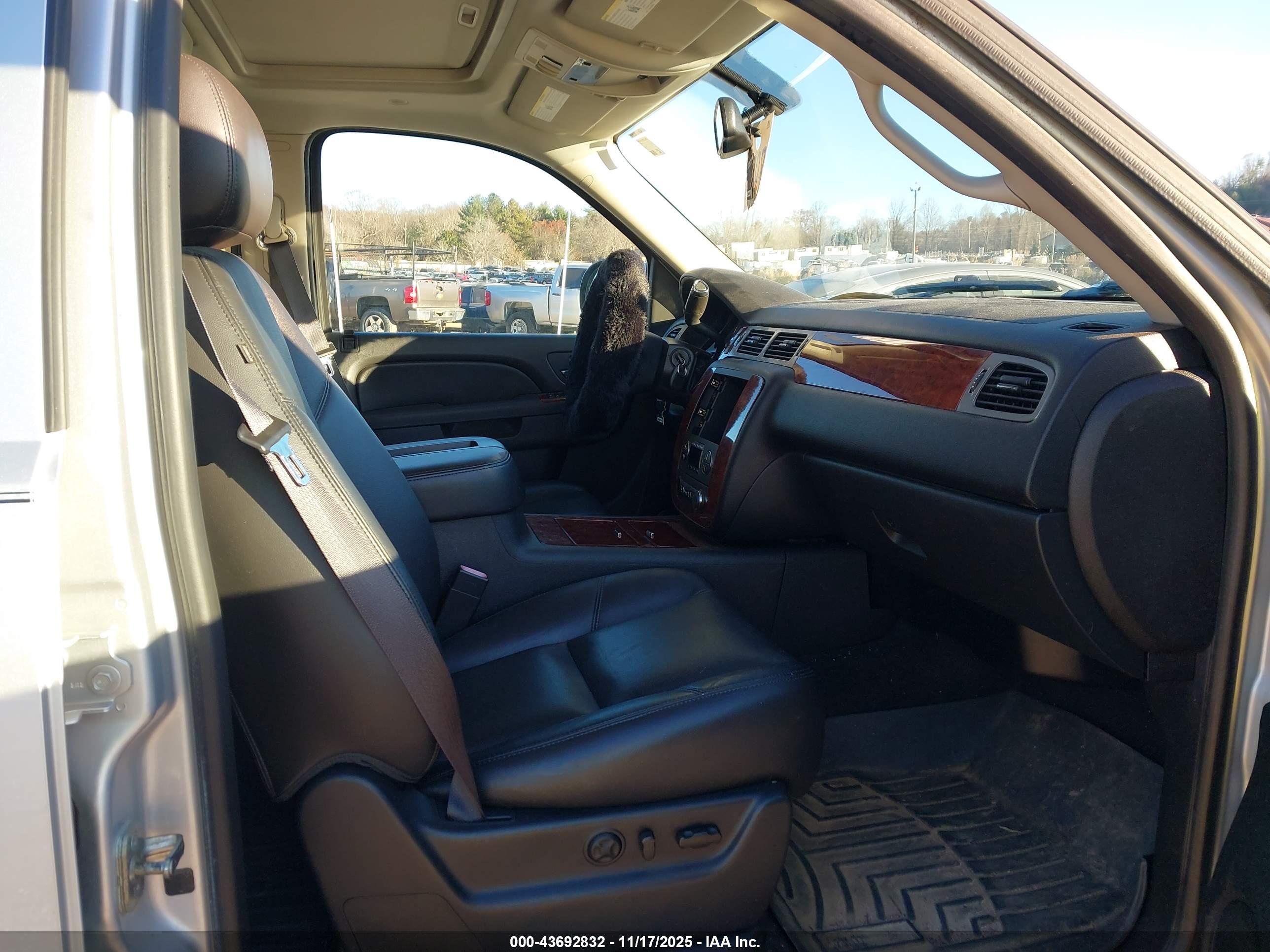CHEVROLET TAHOE image 5