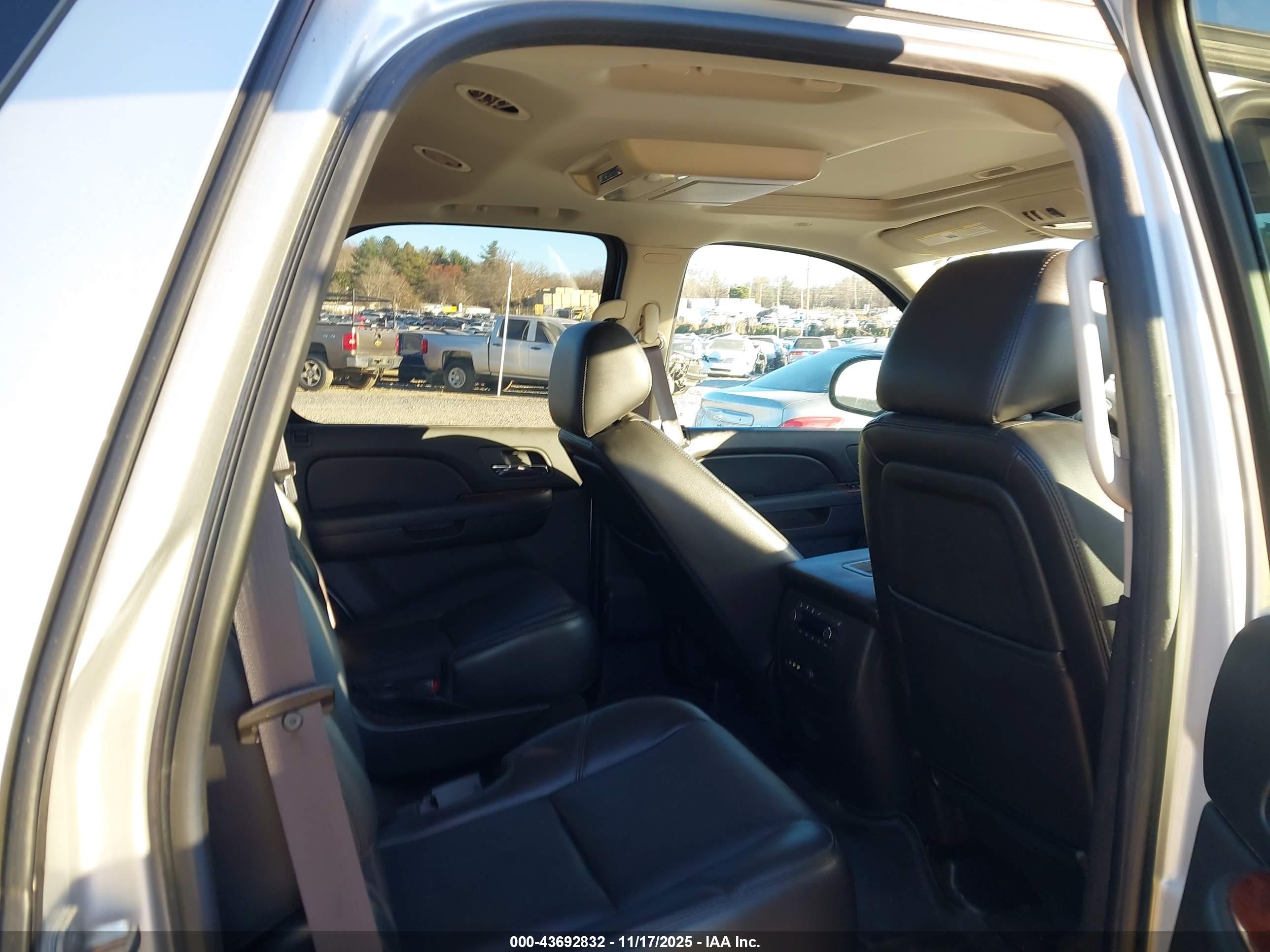 CHEVROLET TAHOE image 8