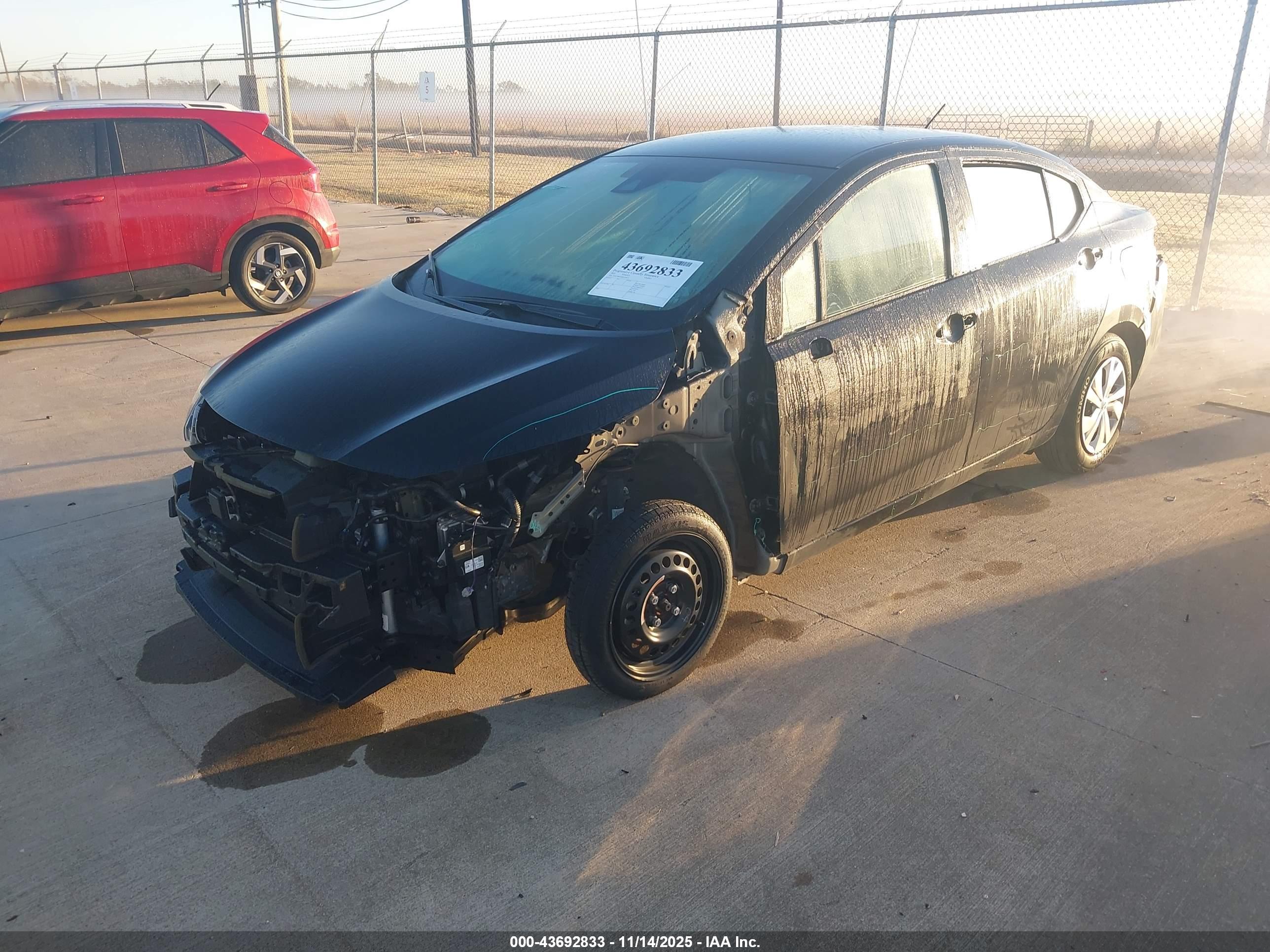 NISSAN VERSA image 2
