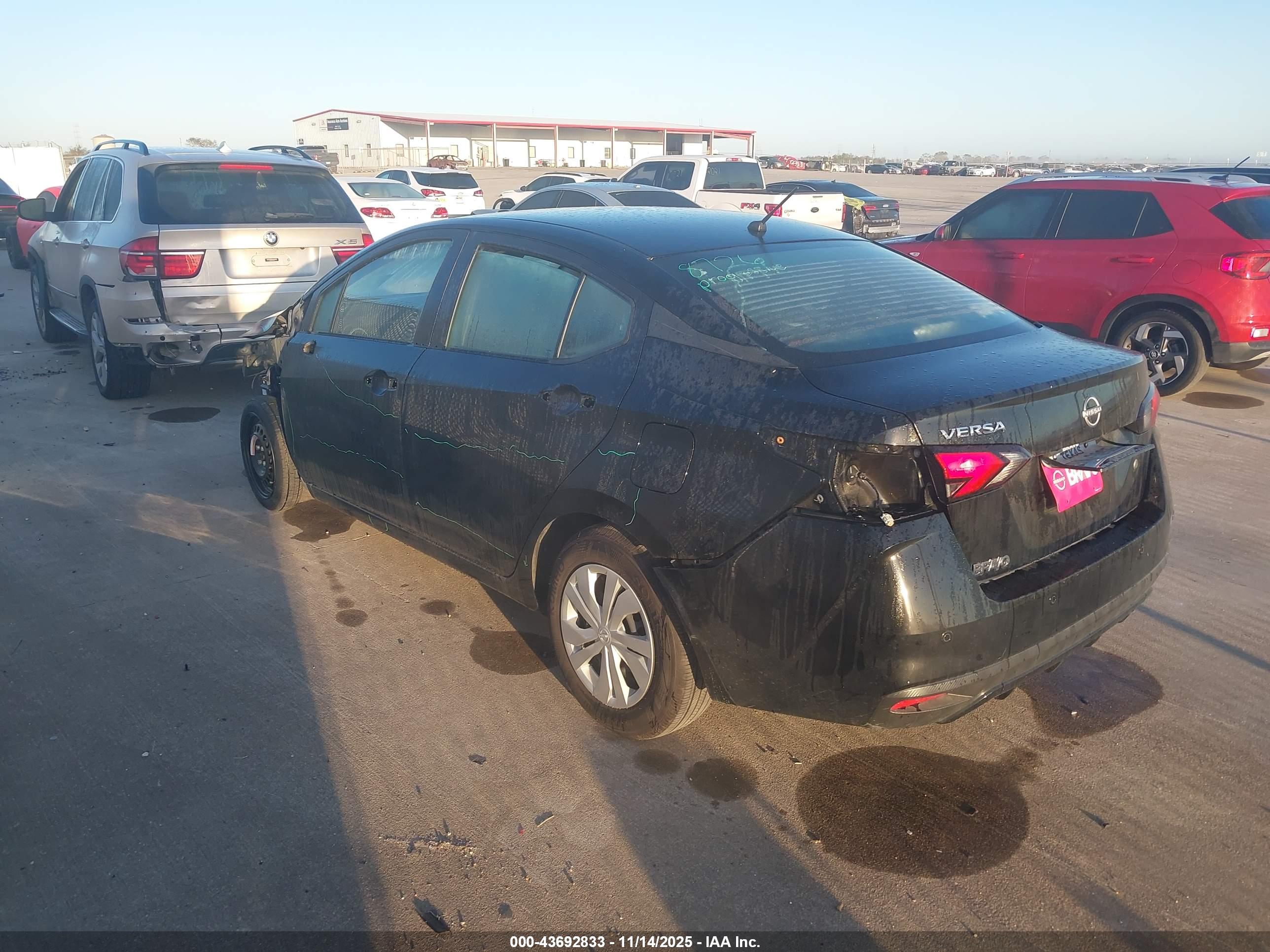 NISSAN VERSA image 3