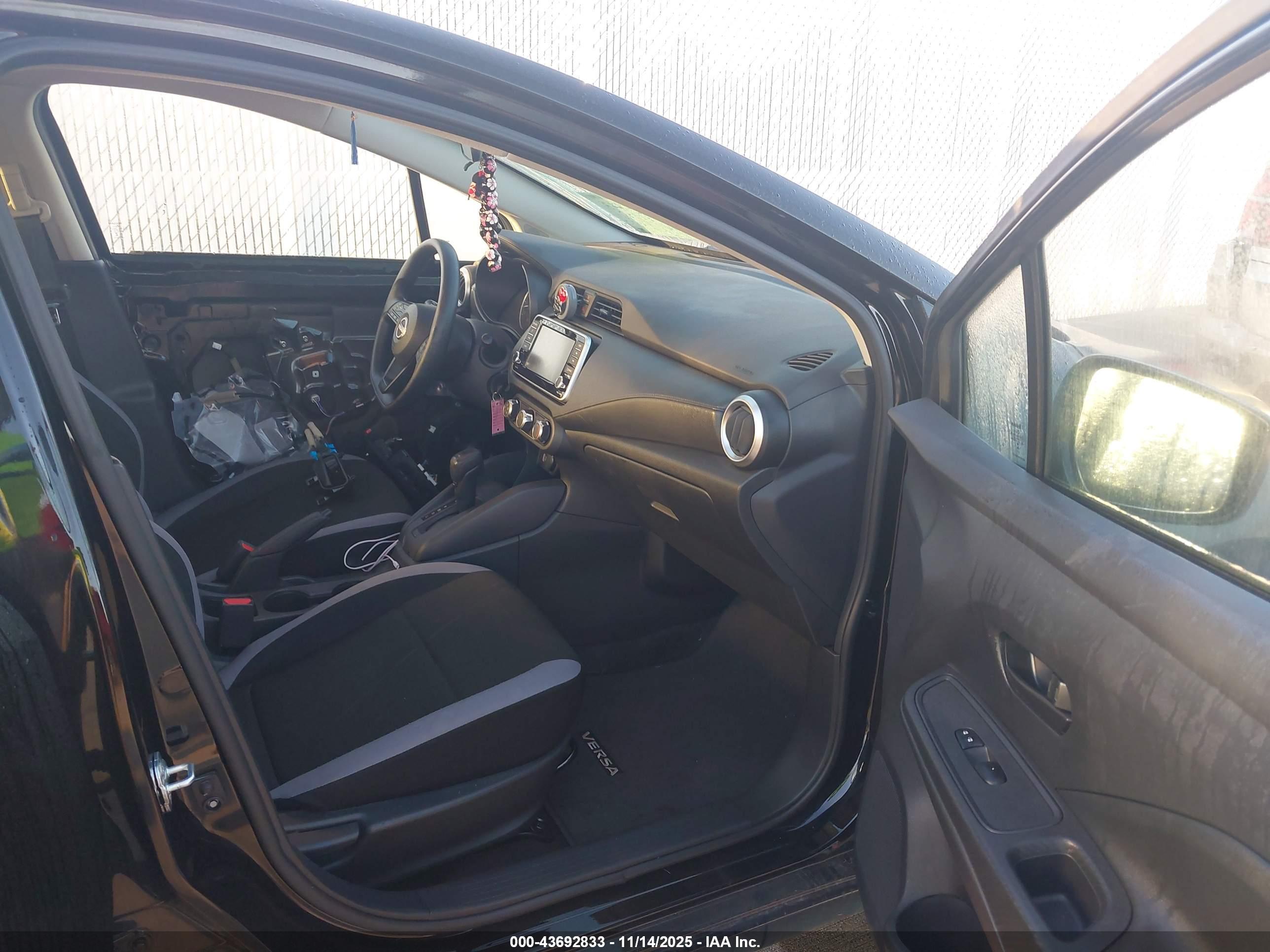 NISSAN VERSA image 5