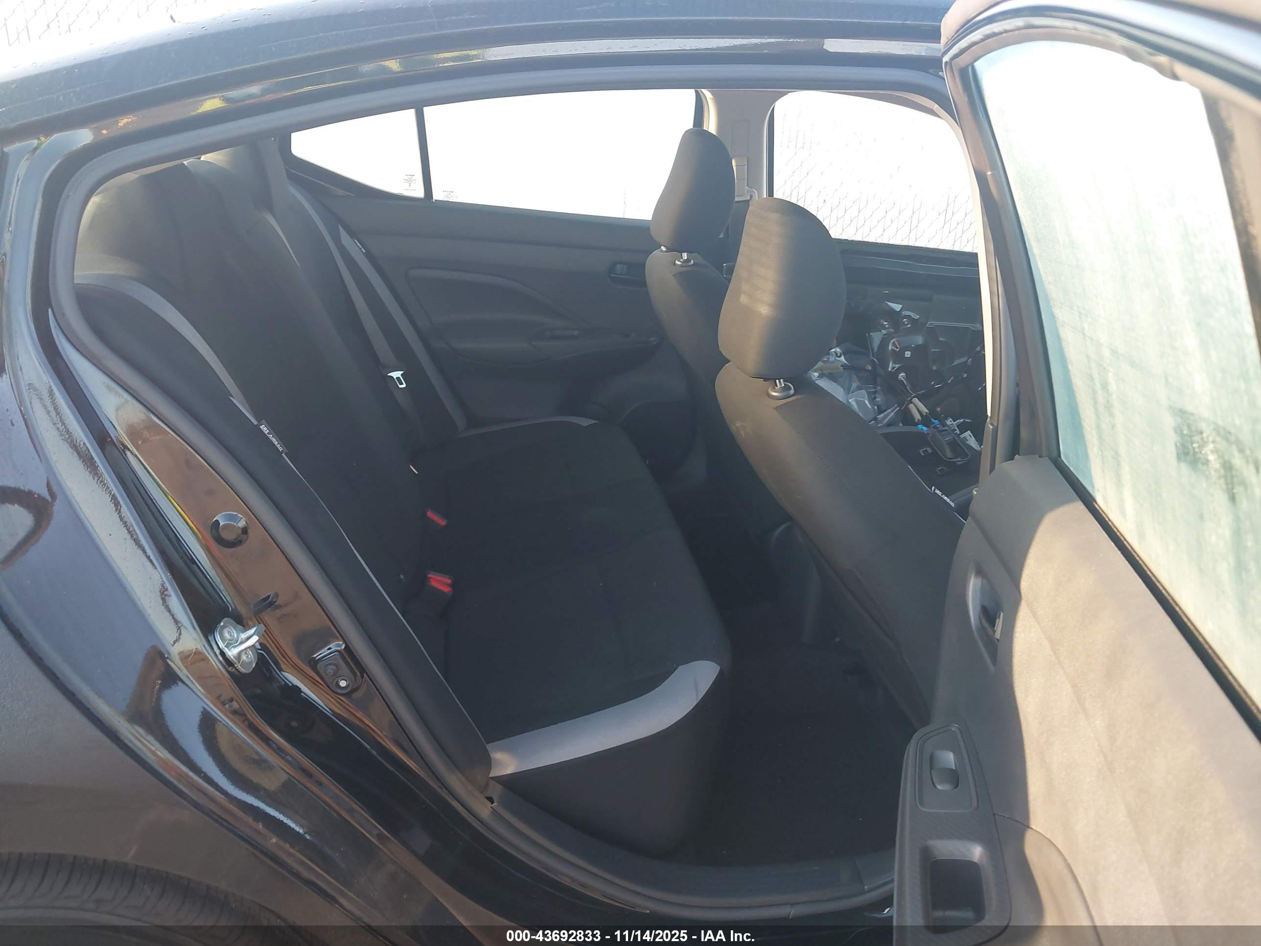NISSAN VERSA image 8