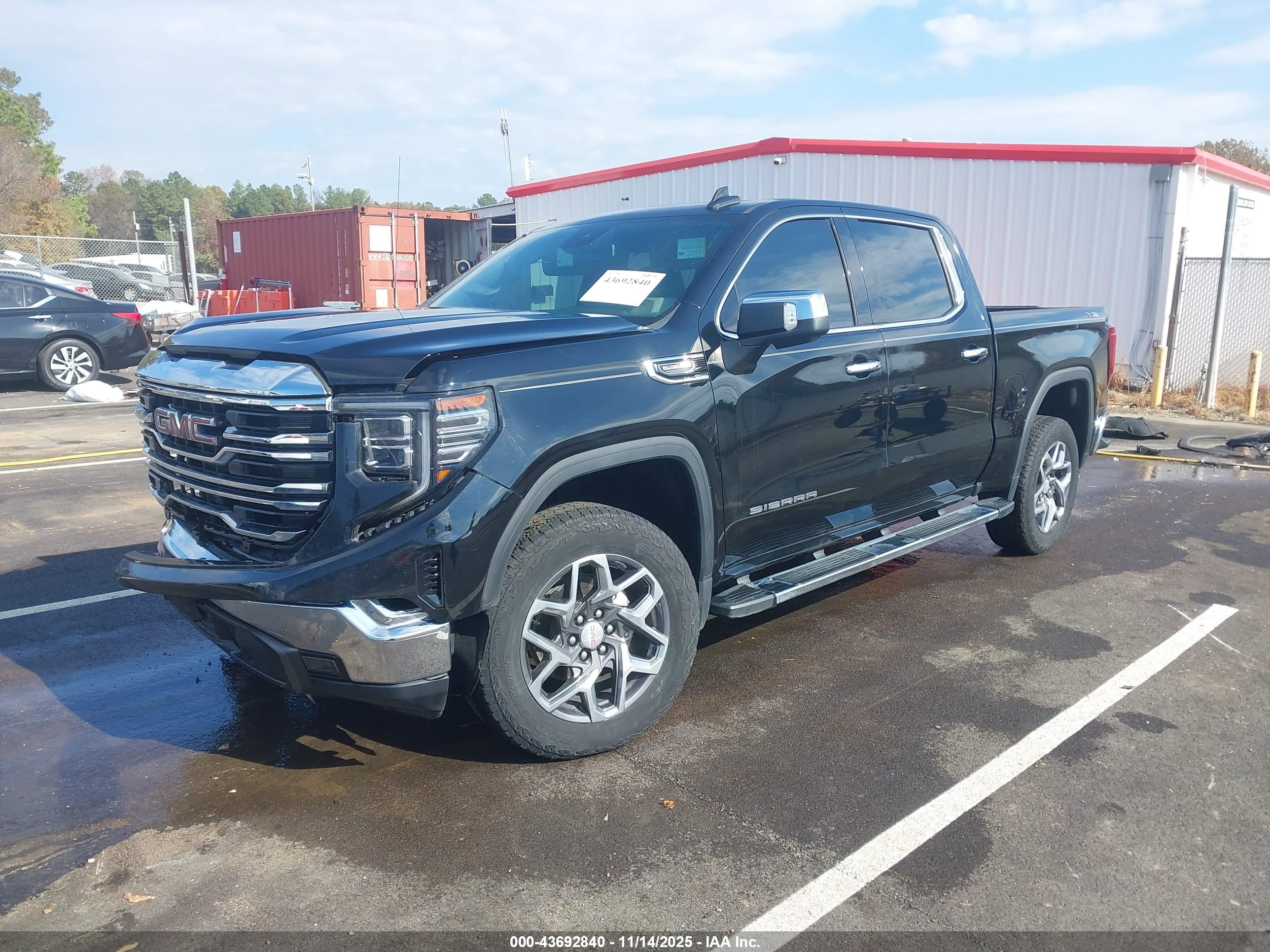GMC SIERRA image 2