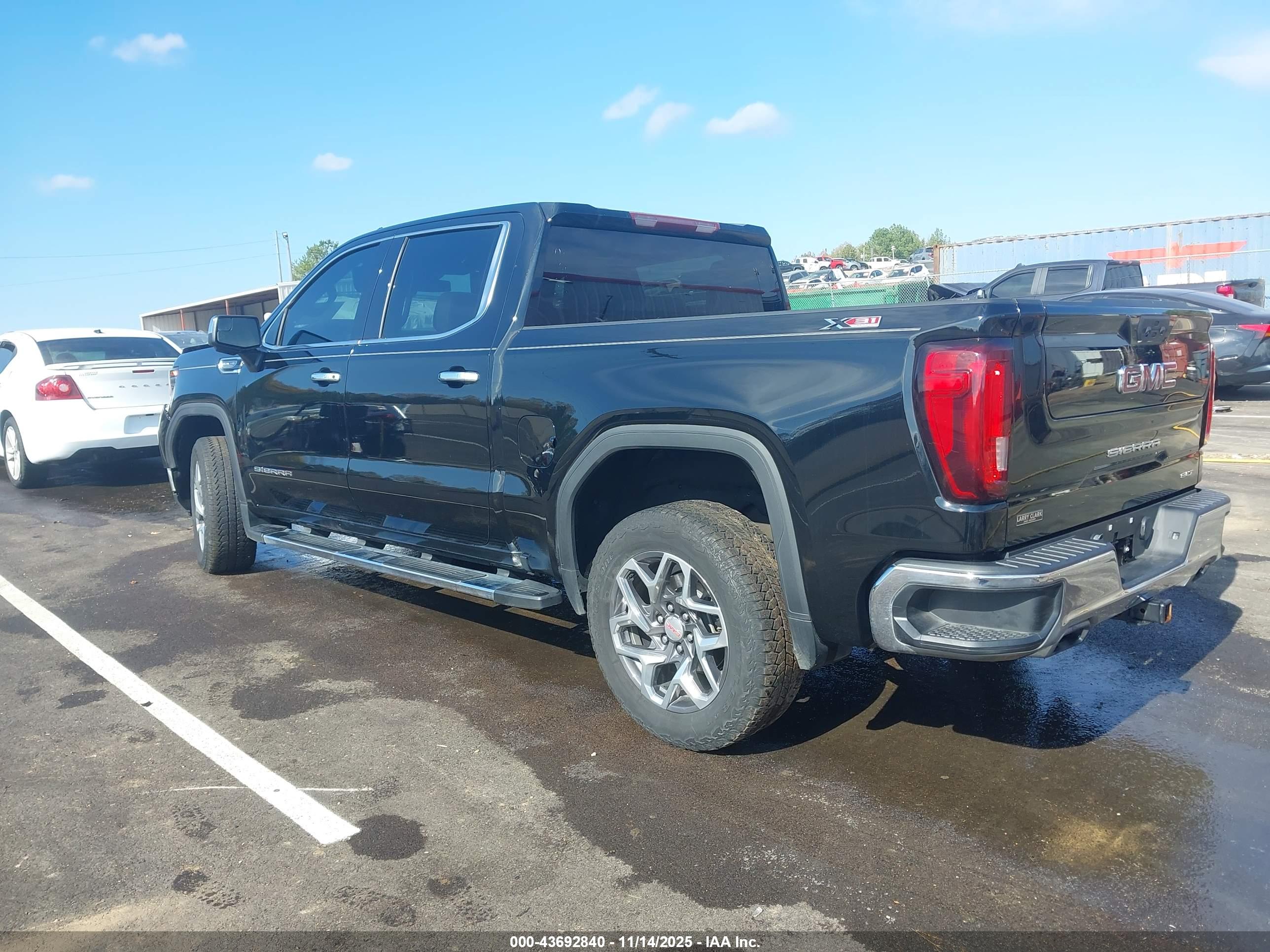 GMC SIERRA image 3